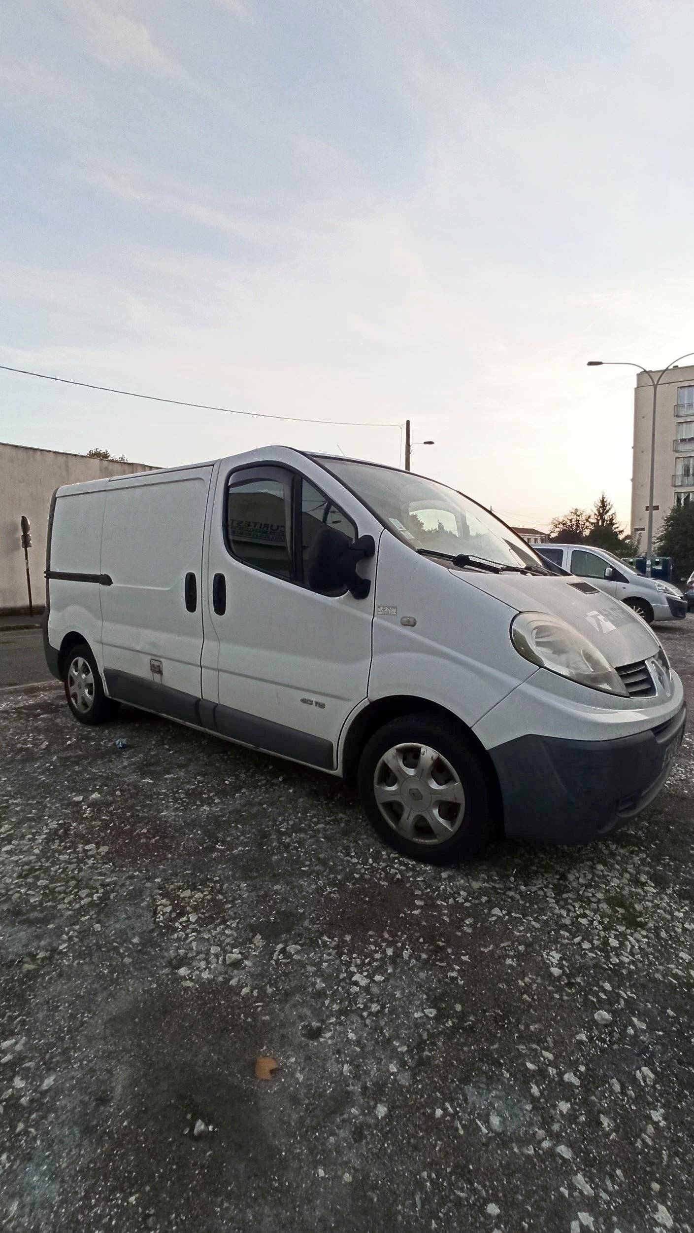 Front view from 3/4 Renault Trafic 1,6 l 115 ch - Yescapa
