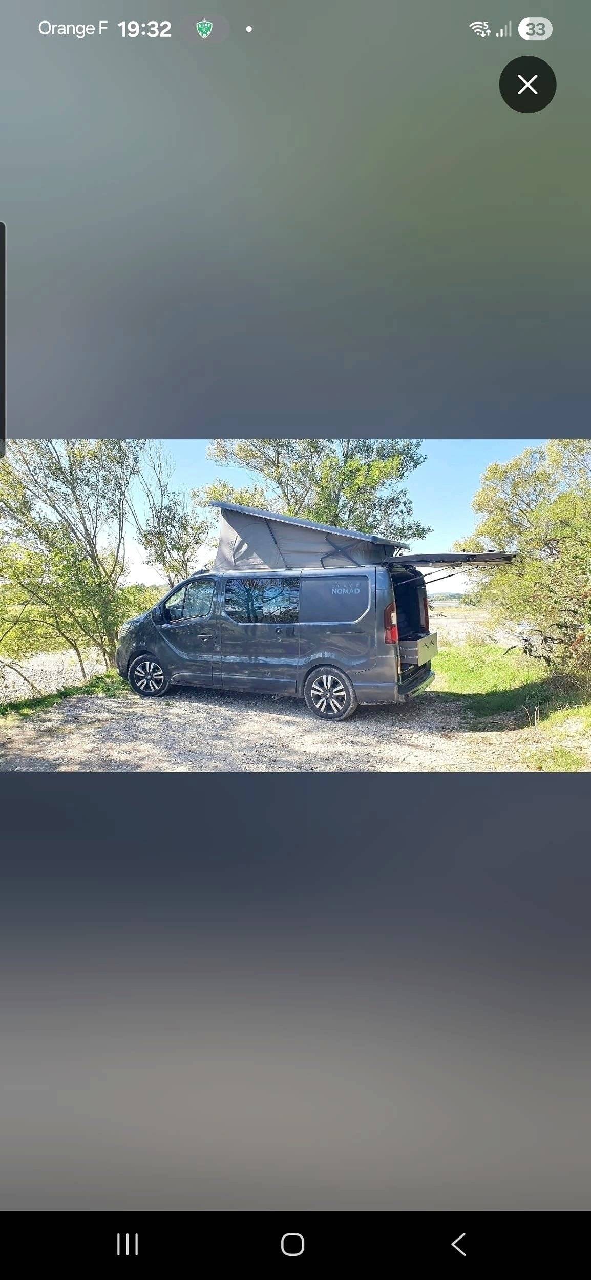 Vue avant de 3/4 Renault Trafic 1,6 l 120 ch - Yescapa