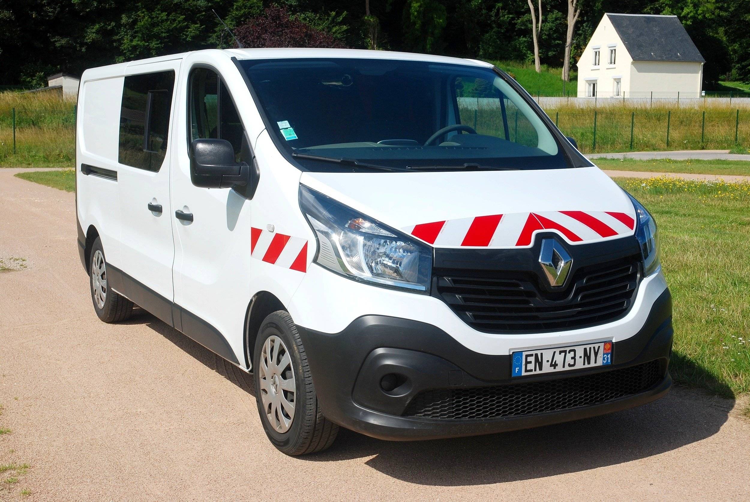 Front view from 3/4 Renault Renault Trafic - Yescapa