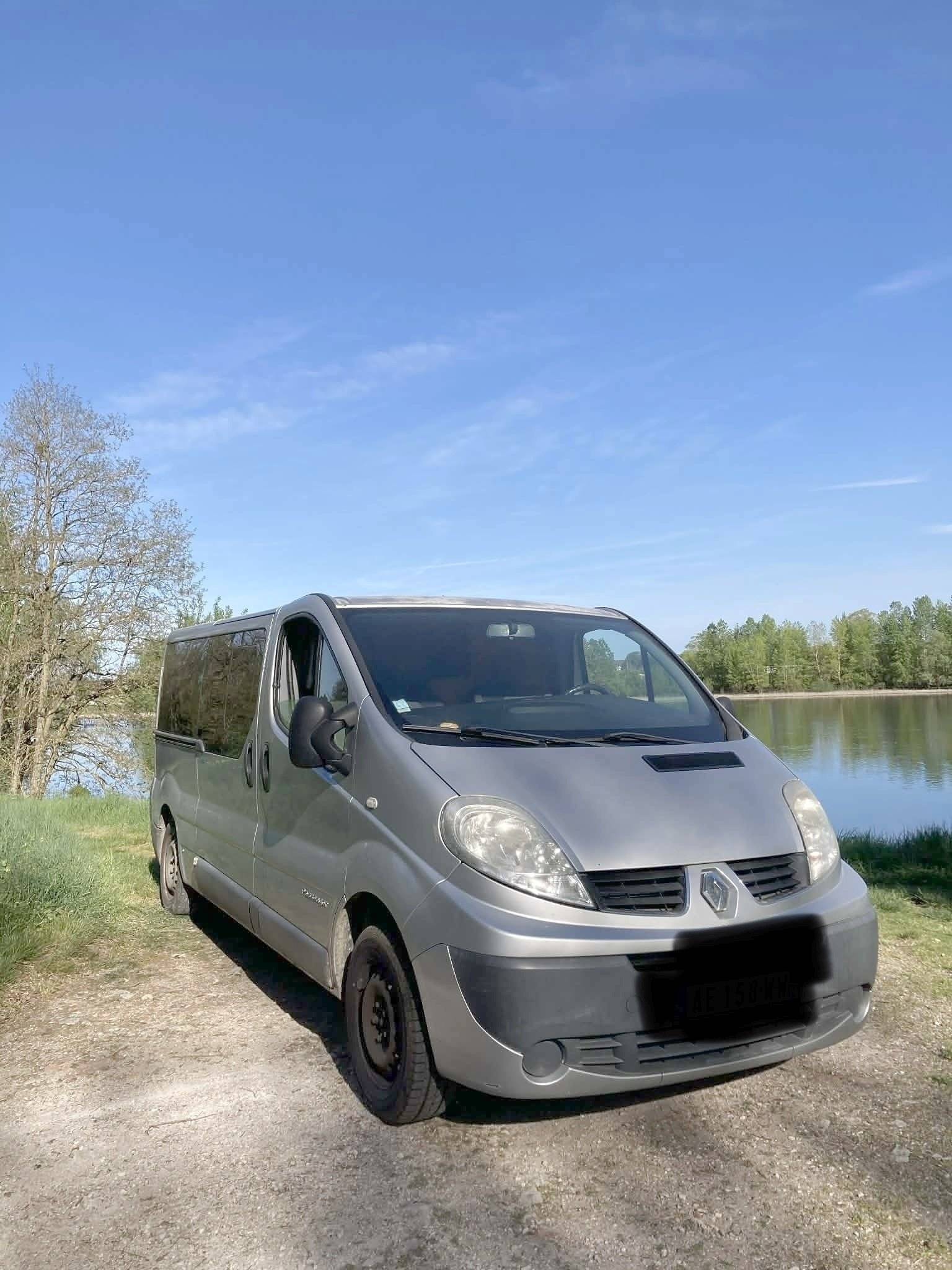 schräge Vorderansicht Renault Trafic - Yescapa