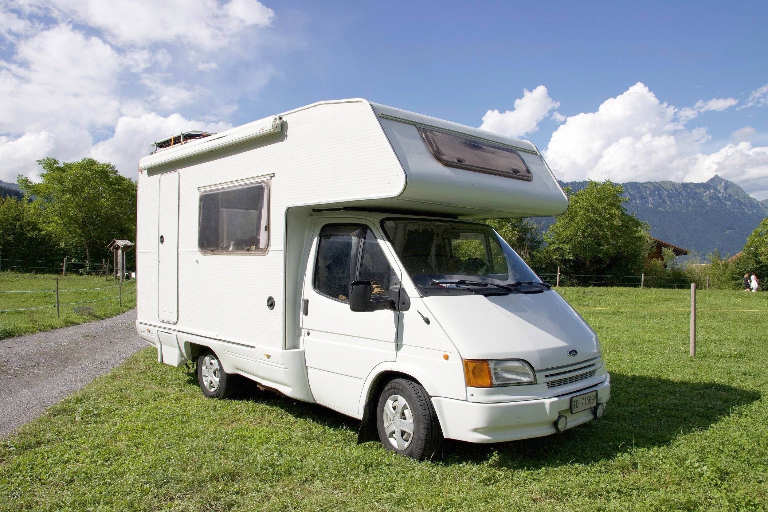 Vista del vehículo ángulo delantero Ford Transit 2,5 - Yescapa