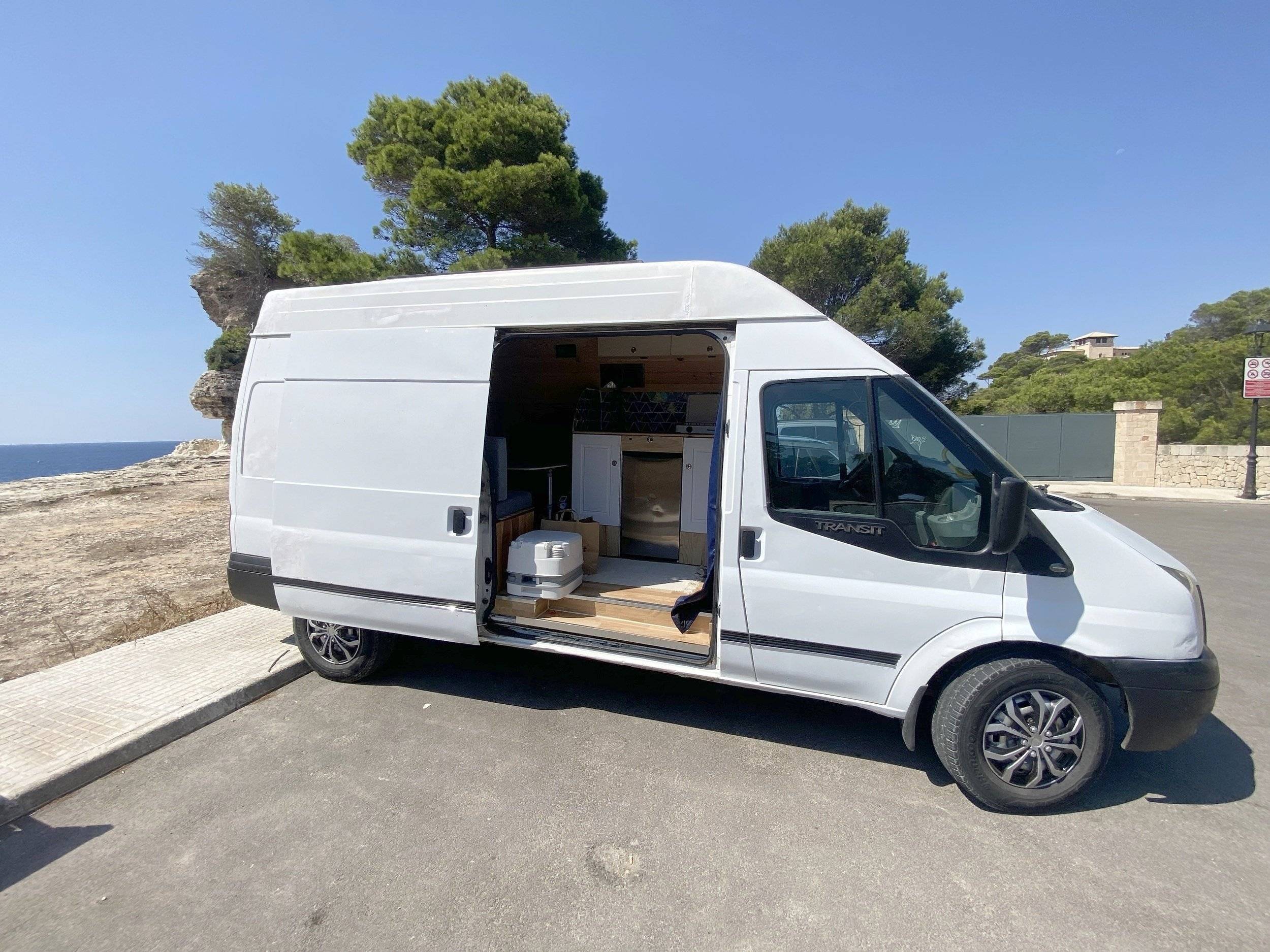 Front view from 3/4 Ford FORD TRANSIT 140CV - Yescapa