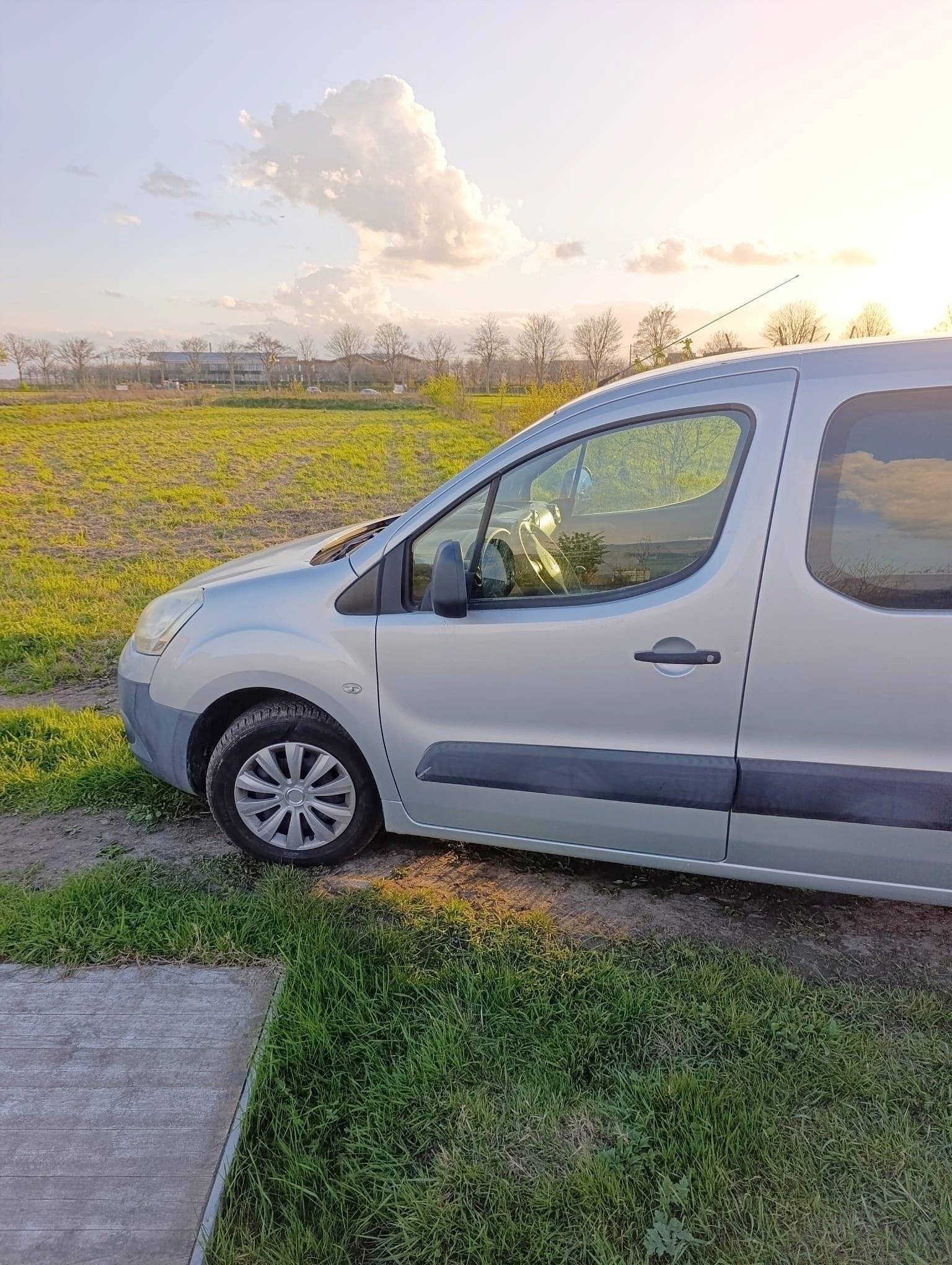 Vista del vehicle angle davanter Citroën Berlingo - Yescapa