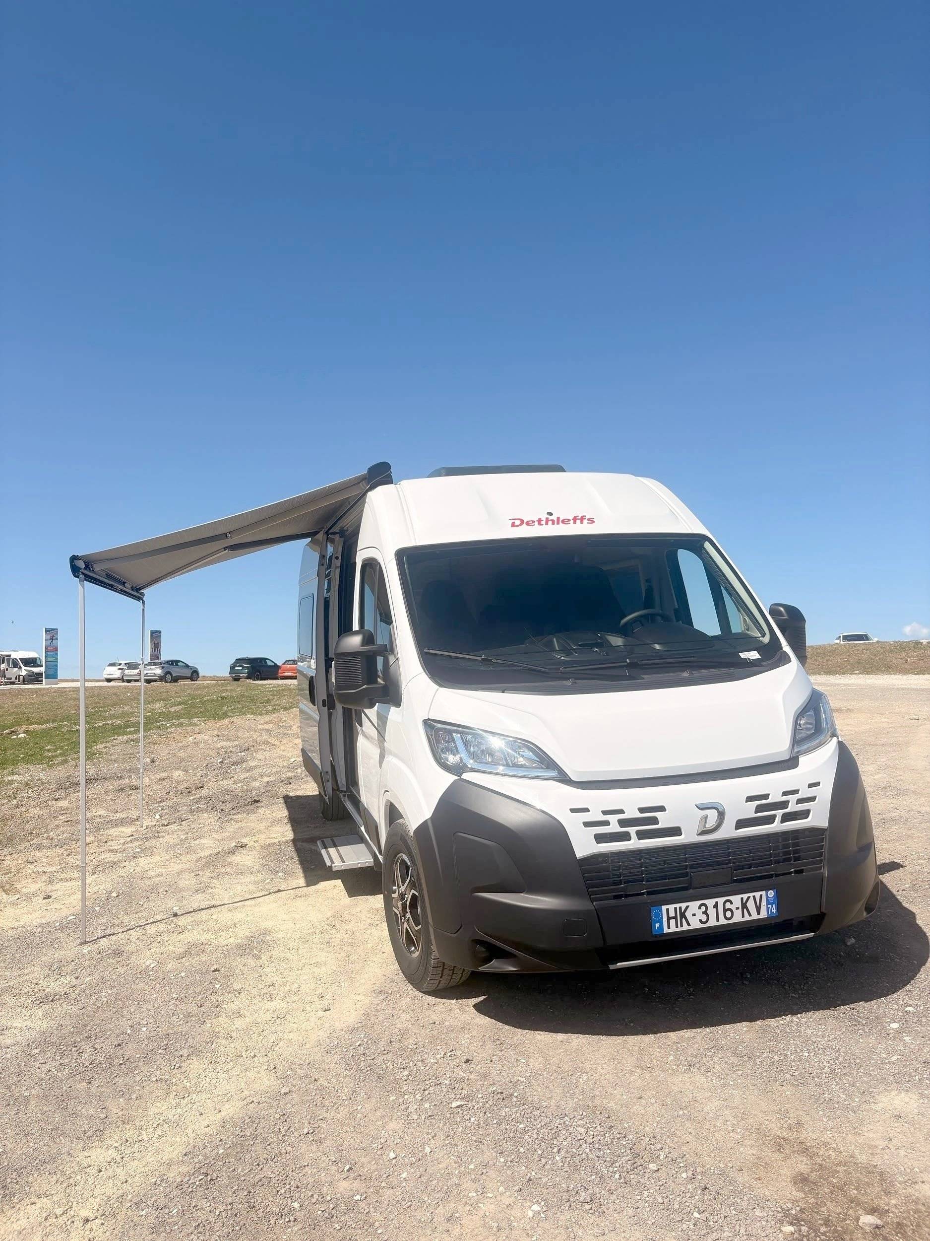 Vista del vehicle angle davanter Fiat FIAT DUCATO 2.2 140 CV - Yescapa