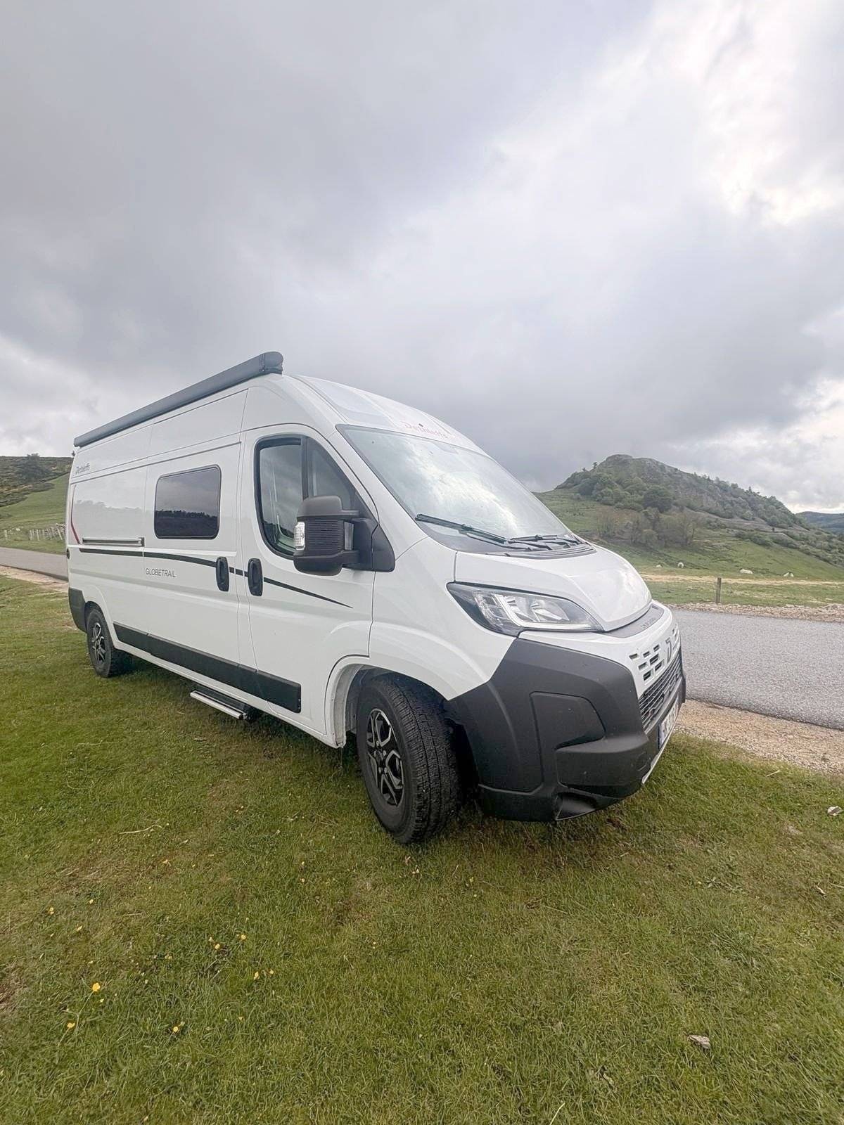 Vue avant de 3/4 Fiat FIAT DUCATO 2.2 140 CV - Yescapa