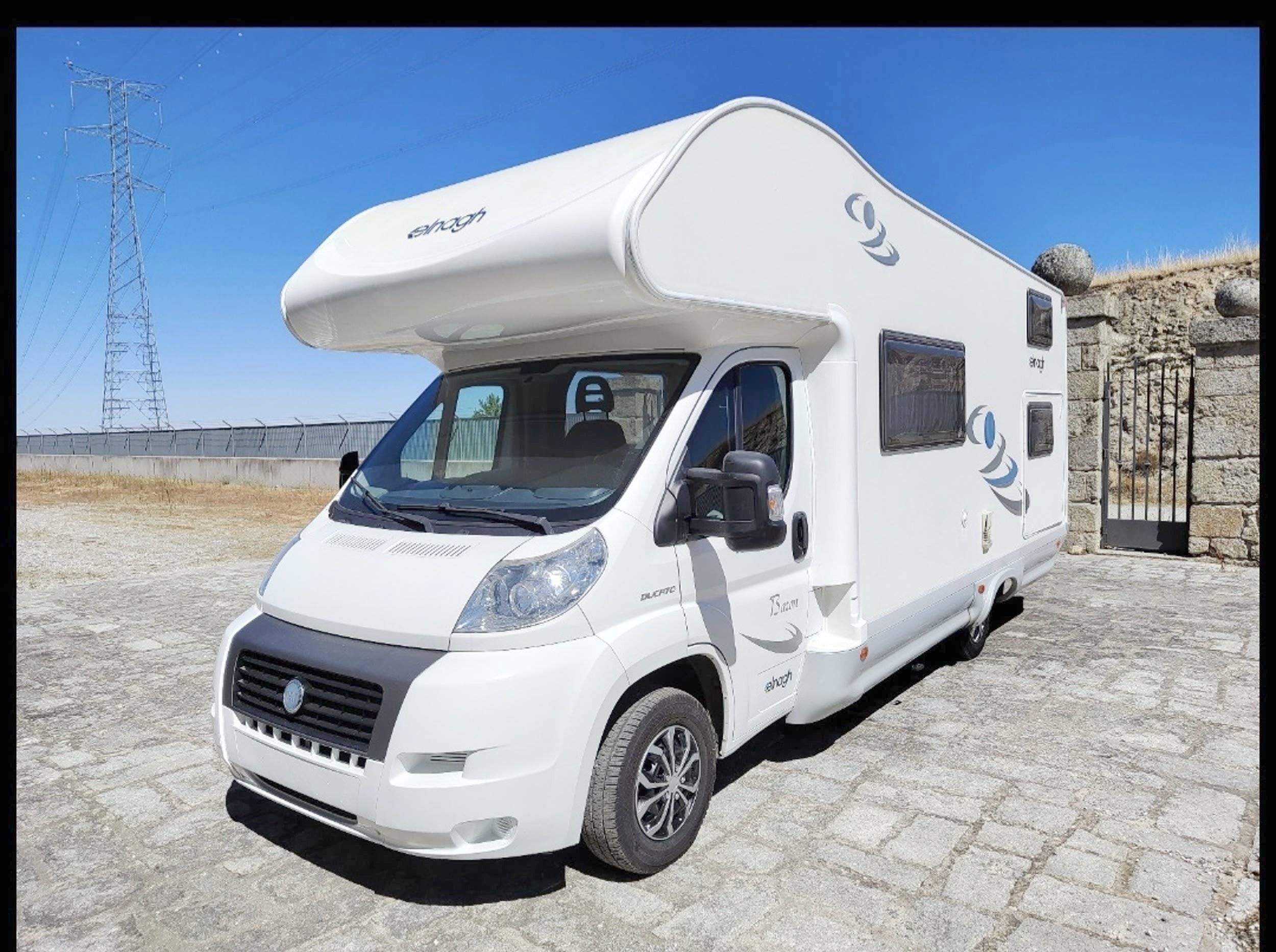 schräge Vorderansicht Fiat Ducato 2,2 l 100 ch - Yescapa