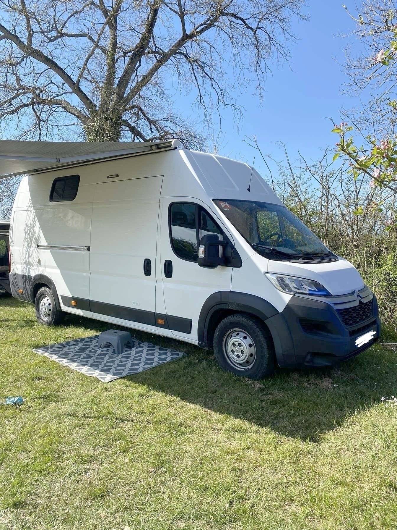 Vue avant de 3/4 Citroën Jumper 2,0 l 130 ch - Yescapa