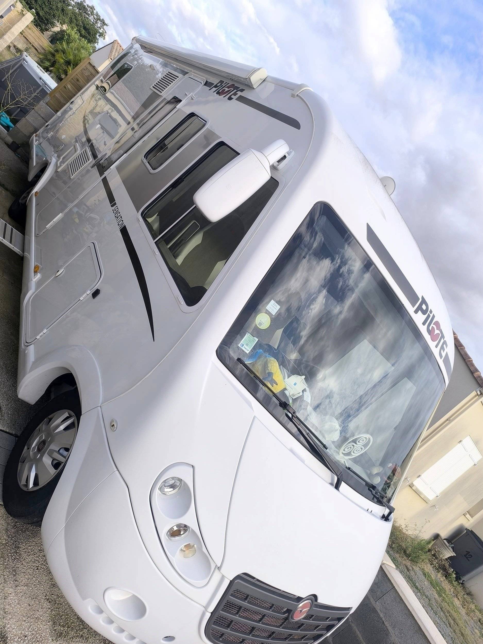 Vista frontale a ¾ Fiat Ducato 2,2 l 115 ch - Yescapa