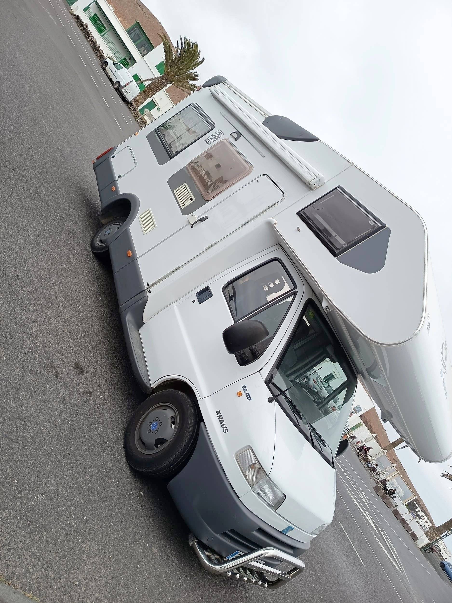 Front view from 3/4  - Yescapa