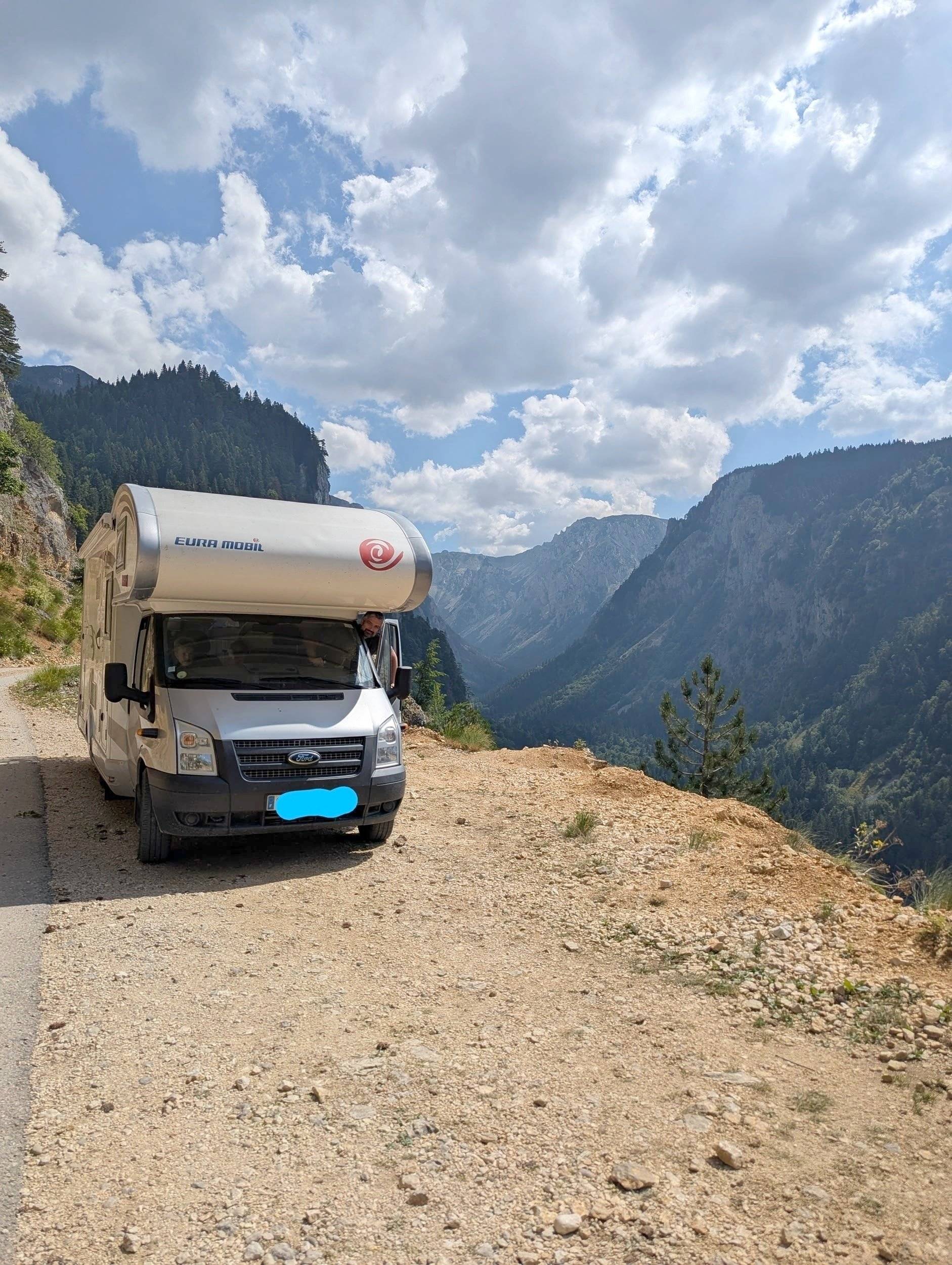 Vista del vehículo ángulo delantero Ford Transit 2,2 l TDCi 140 ch. - Yescapa