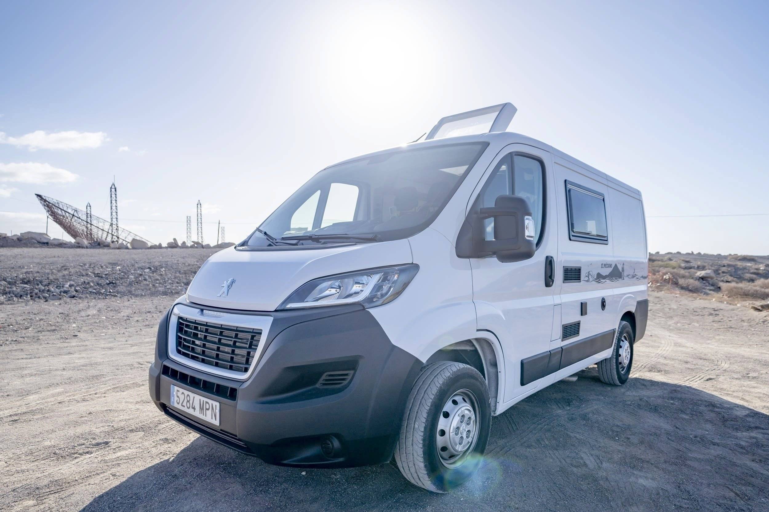 Vue avant de 3/4 Peugeot  Boxer L1H1 - Yescapa
