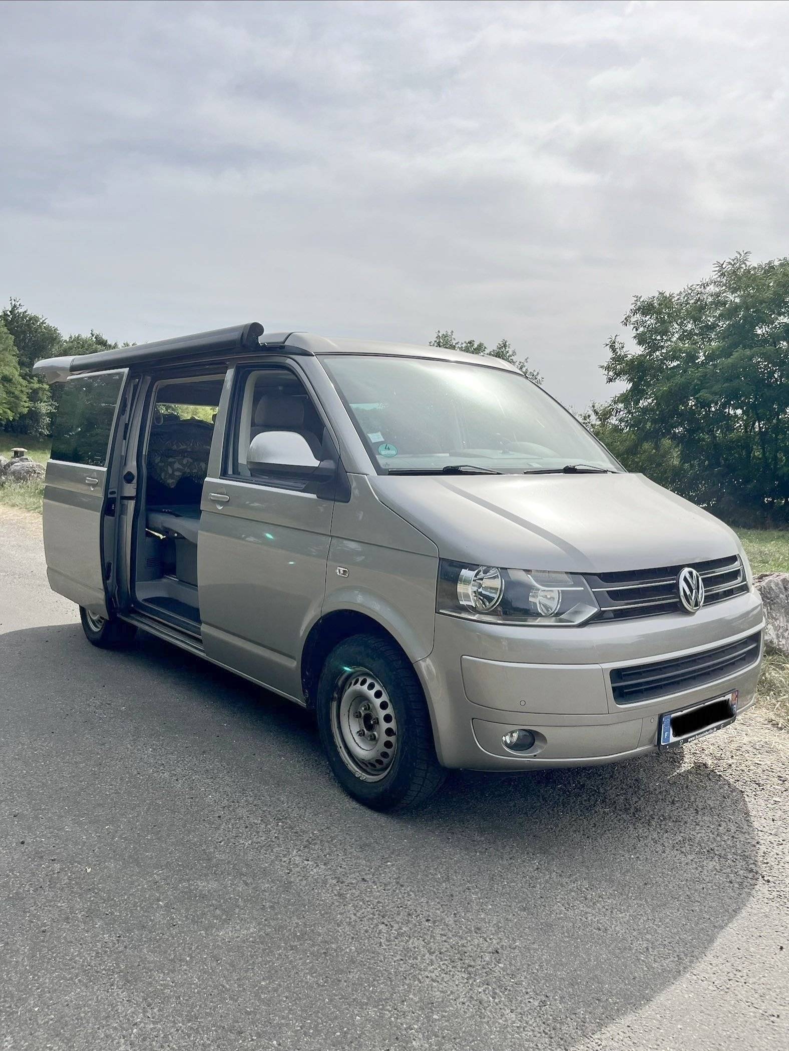 Vista de 3/4 Volkswagen T5 2 l 140 ch - Yescapa