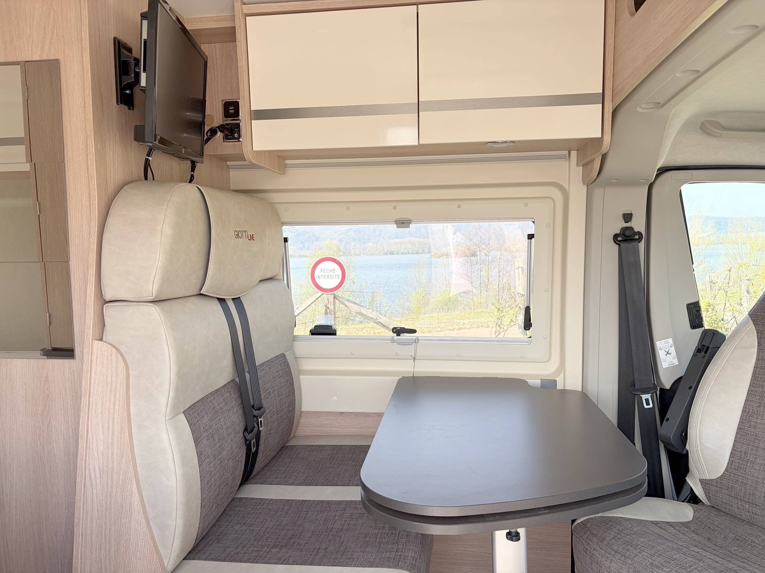 Coin repas Peugeot Boxer 2.2 Blue HDI 140ch - Yescapa