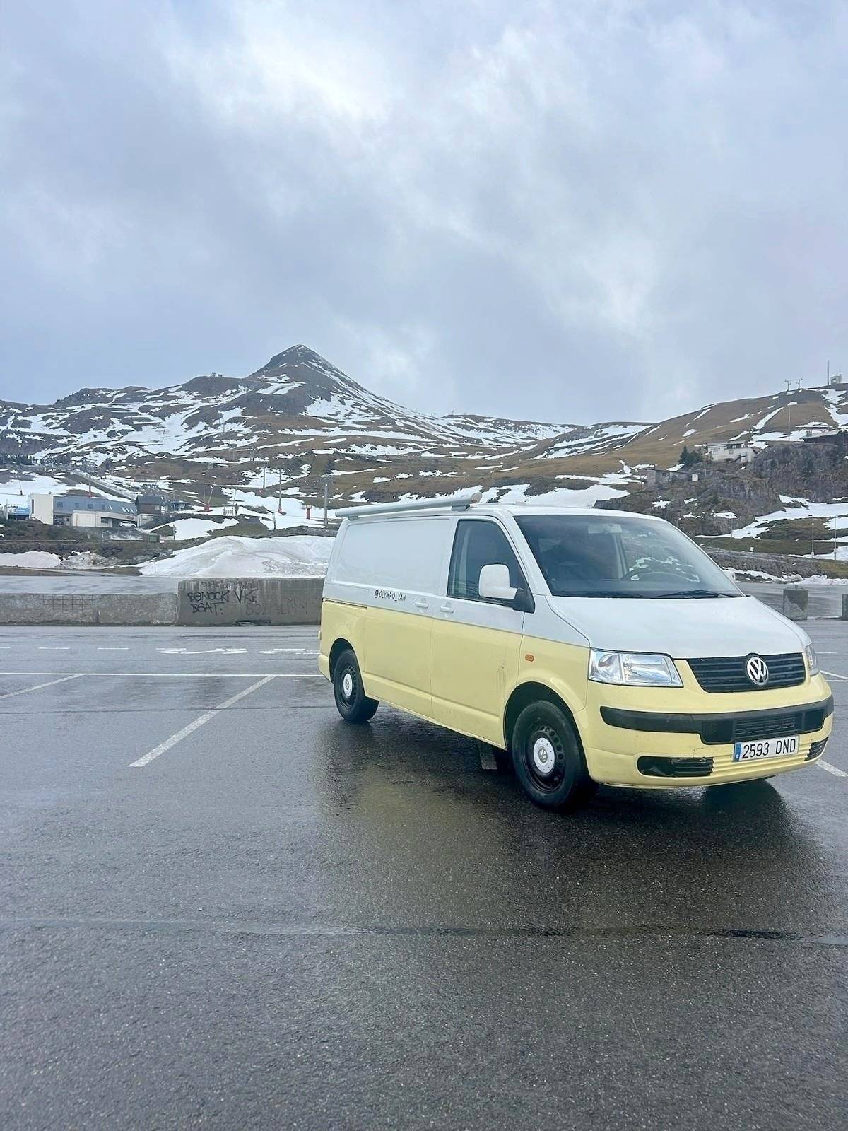 Front view from 3/4 Volkswagen - Yescapa