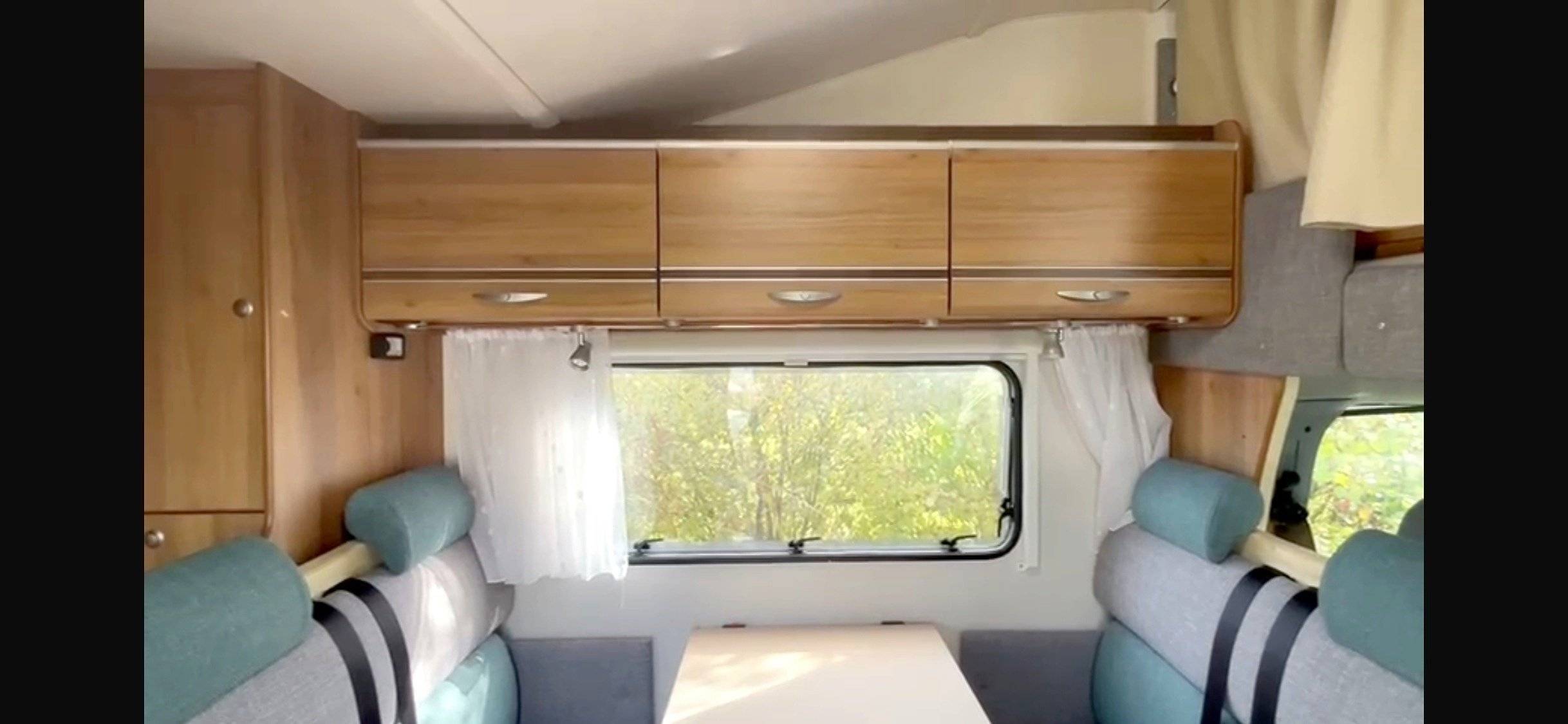 Dining Area Ford - Yescapa