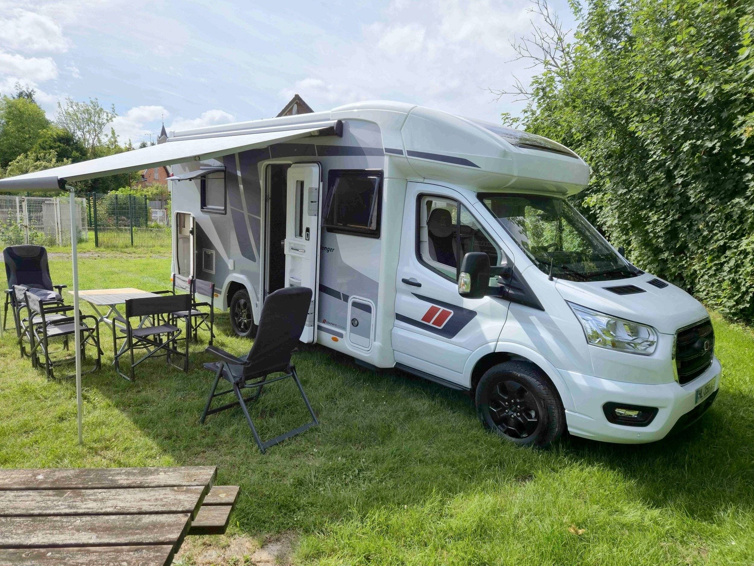 Vista frontale a ¾ Ford Transit 165 cv BVA 8 - Yescapa