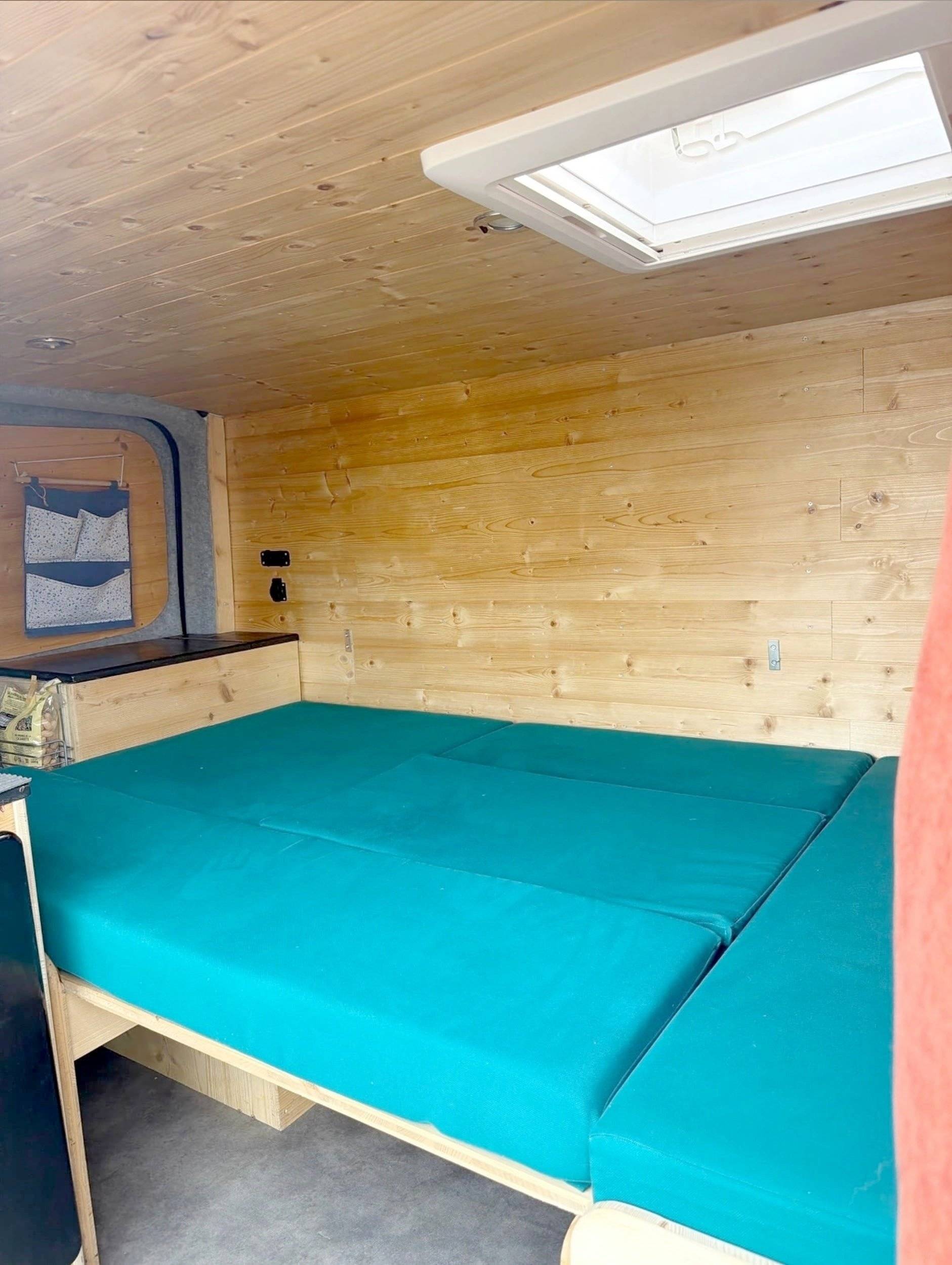 Plazas en cama Renault Trafic 2,0 l 90 ch - Yescapa