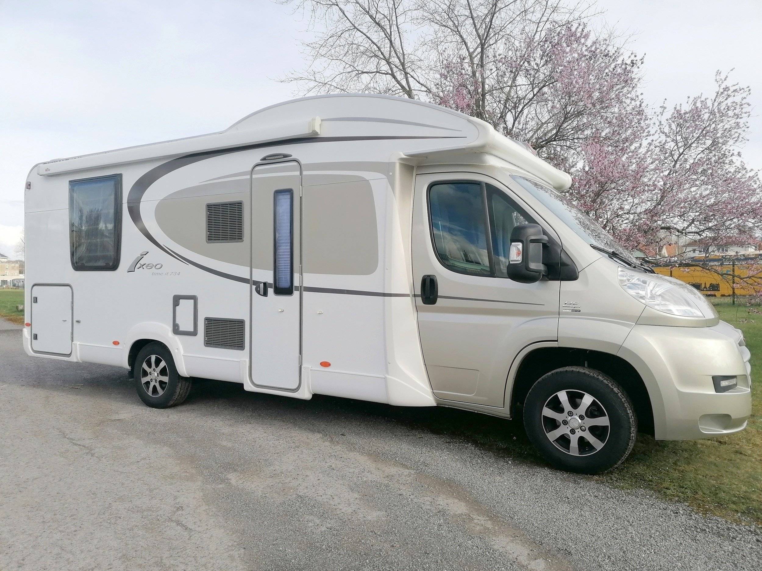 Vue avant de 3/4 Fiat 2,3 l 130 ch. - Yescapa