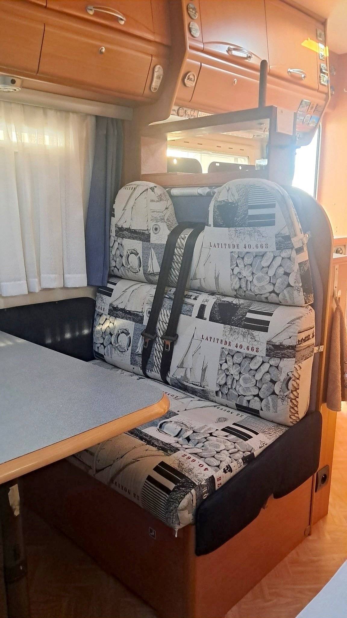 Dining area Fiat Ducato 2,3 l JTD 130 ch. - Yescapa