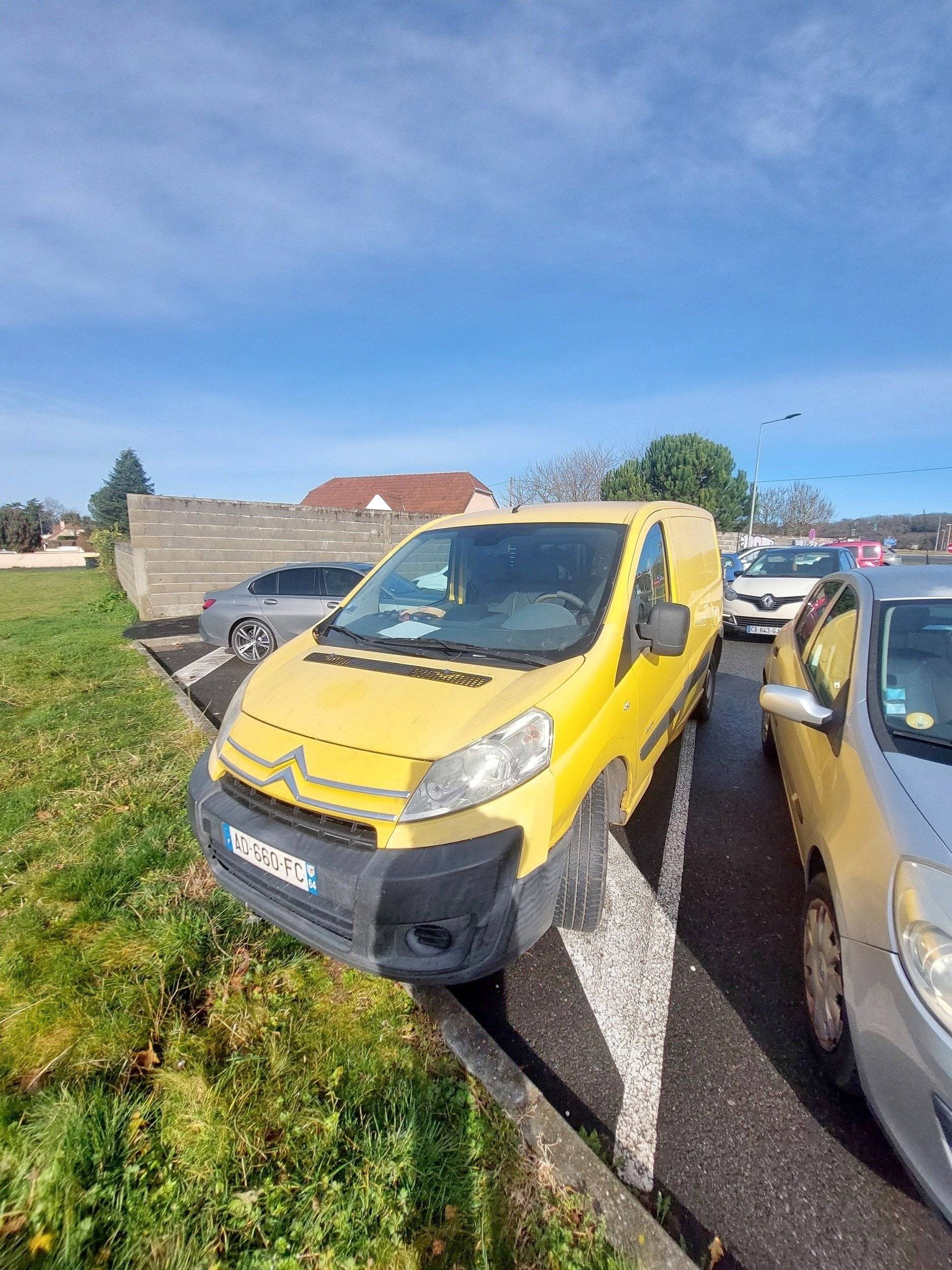 Vista del vehículo ángulo delantero Citroën Jumpy 2,2 l 120 ch - Yescapa