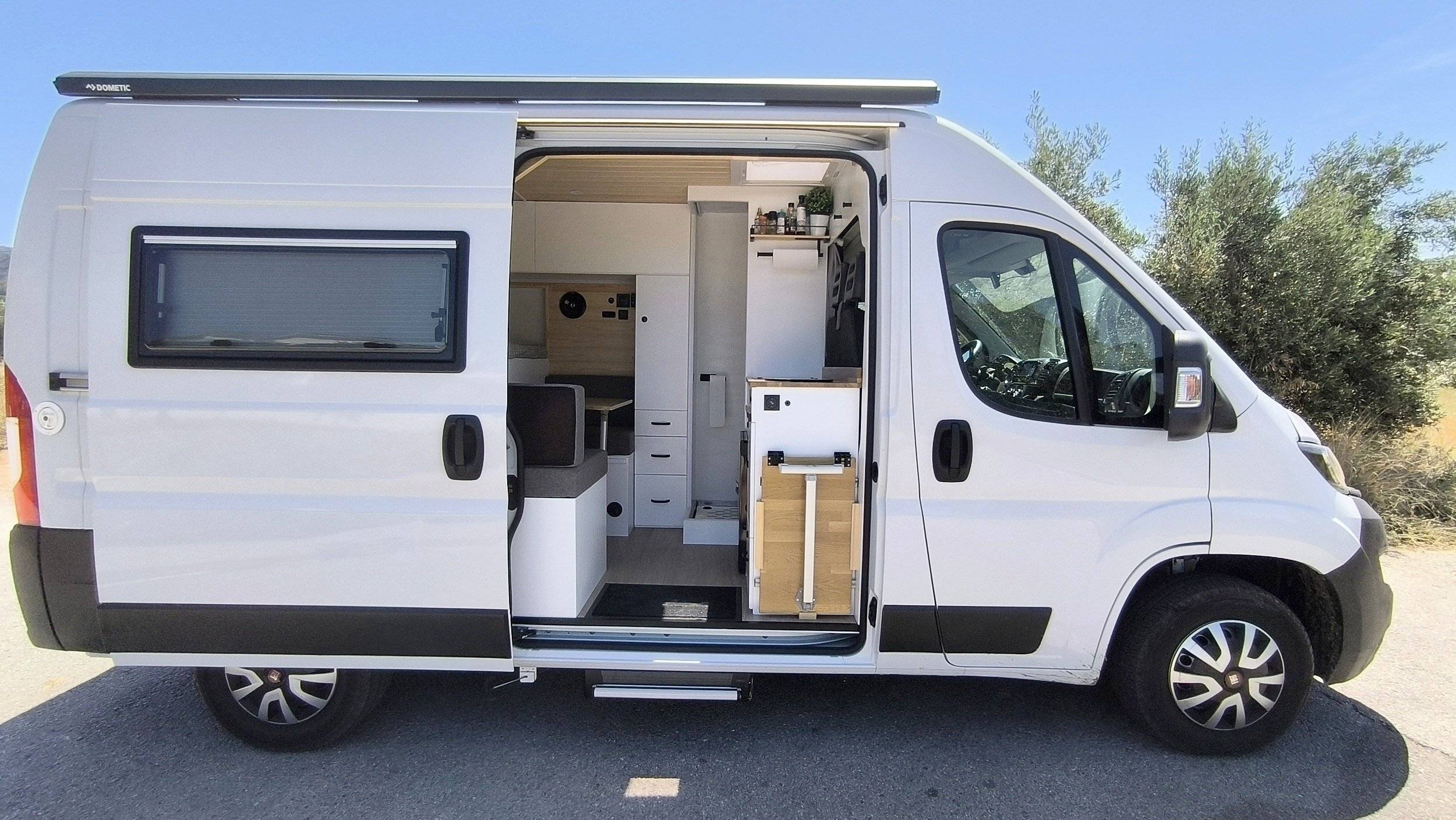 Vista del vehicle angle davanter Fiat Ducato 2,3 l 120 ch - Yescapa