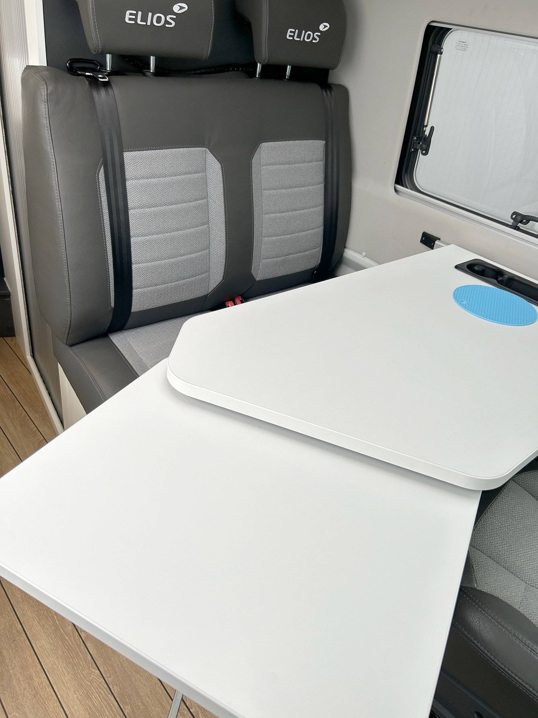 Dining Area Citroën 2.2L 140CV - Yescapa