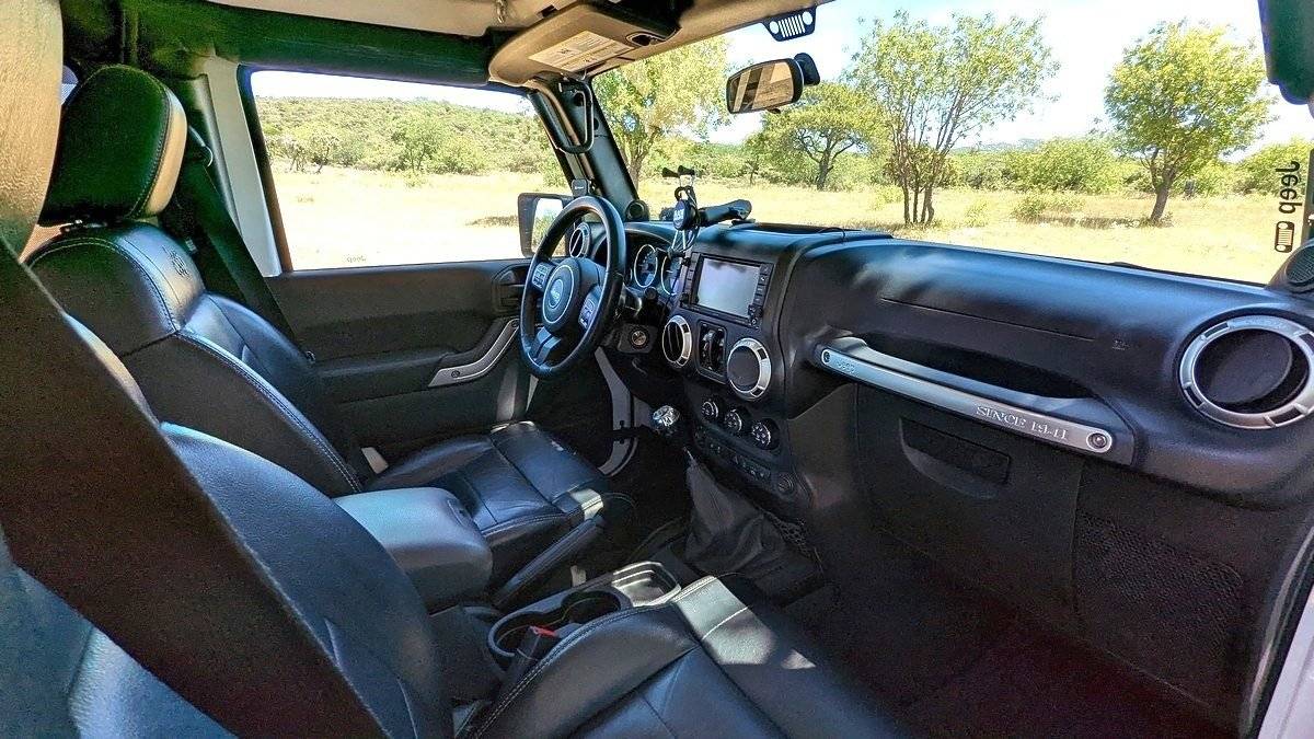 Driver's compartment Jeep - Yescapa