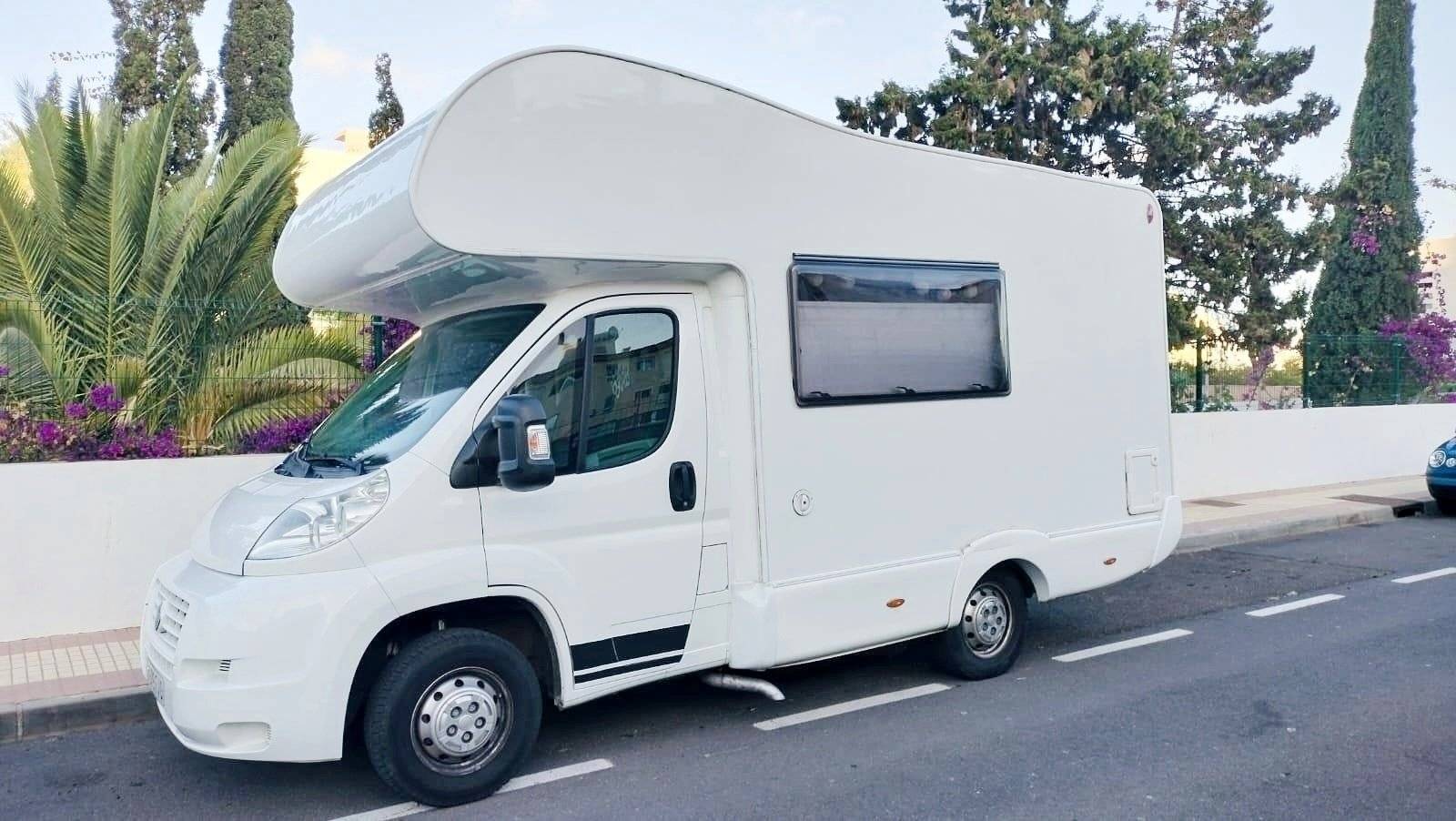 Vue avant de 3/4 Fiat Fiat ducato - Yescapa