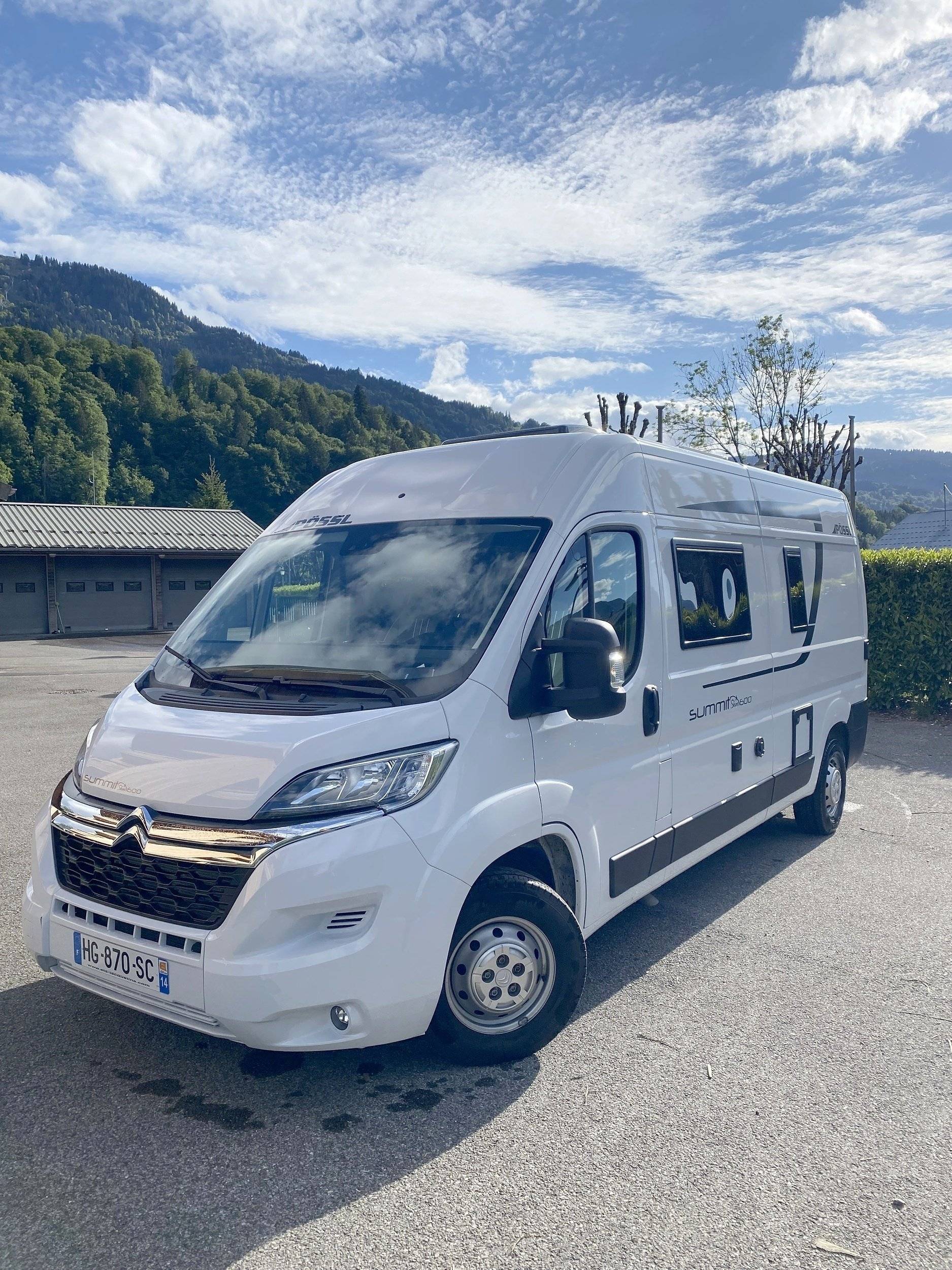 Vista del vehículo ángulo delantero Citroën Jumper 2,2 l 140 ch - Yescapa