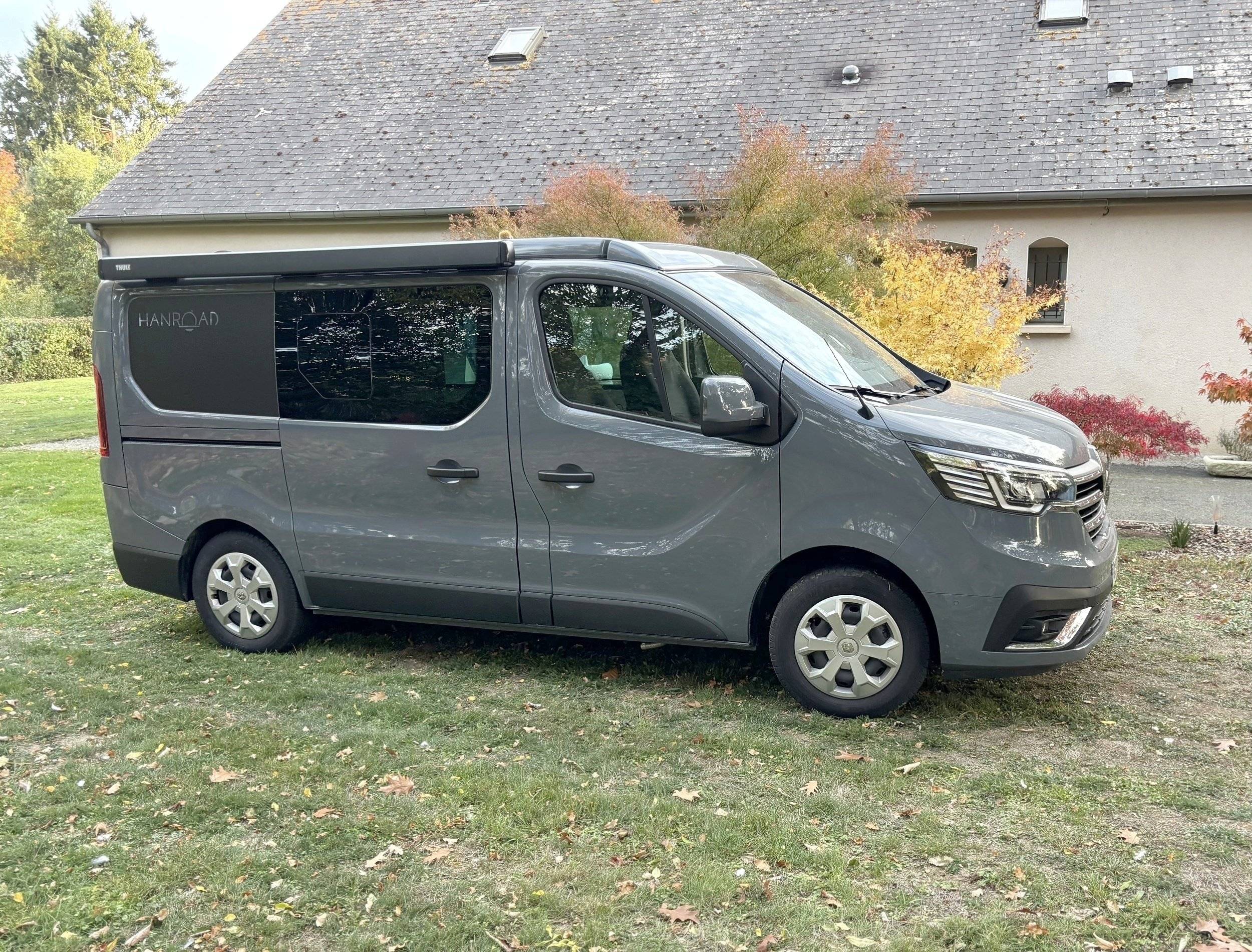 Vista frontale a ¾ Renault Trafic 3 - Yescapa