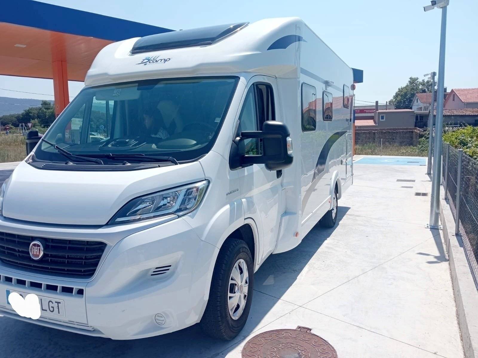 Front view from 3/4 Fiat - Yescapa