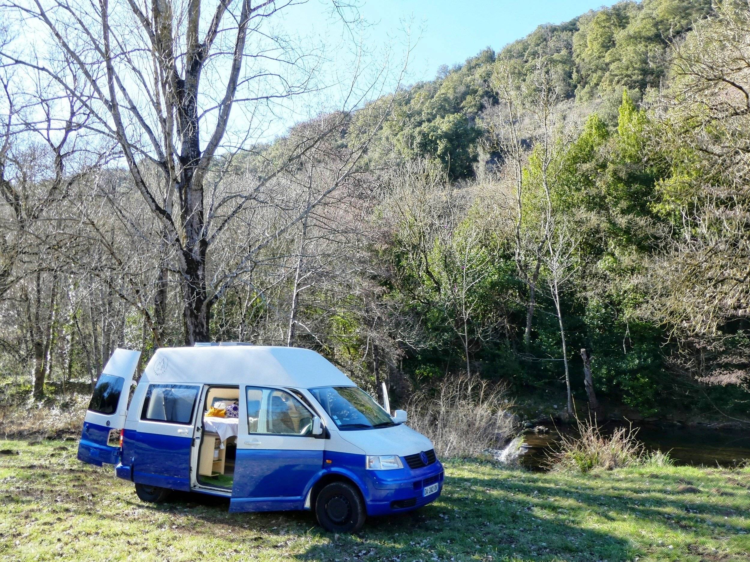Vue avant de 3/4 Volkswagen T5 surélevé - Yescapa