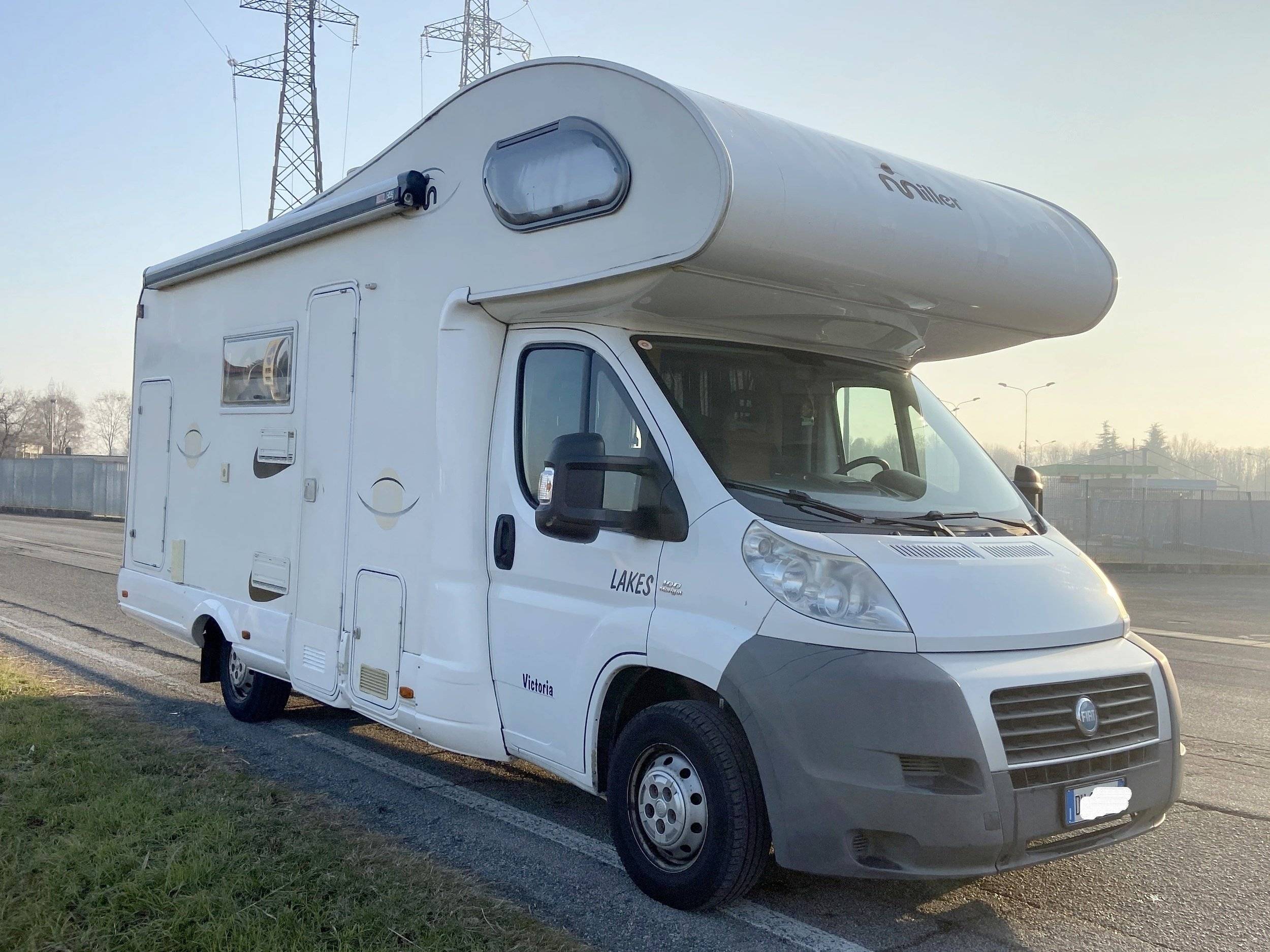 schräge Vorderansicht Fiat Ducato 2,2 l JTD 100 ch. - Yescapa