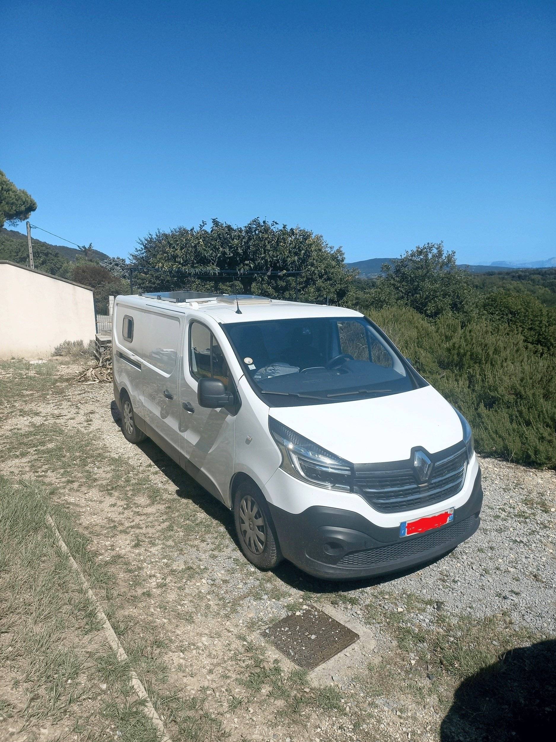 Front view from 3/4 Renault Renault Trafic - Yescapa