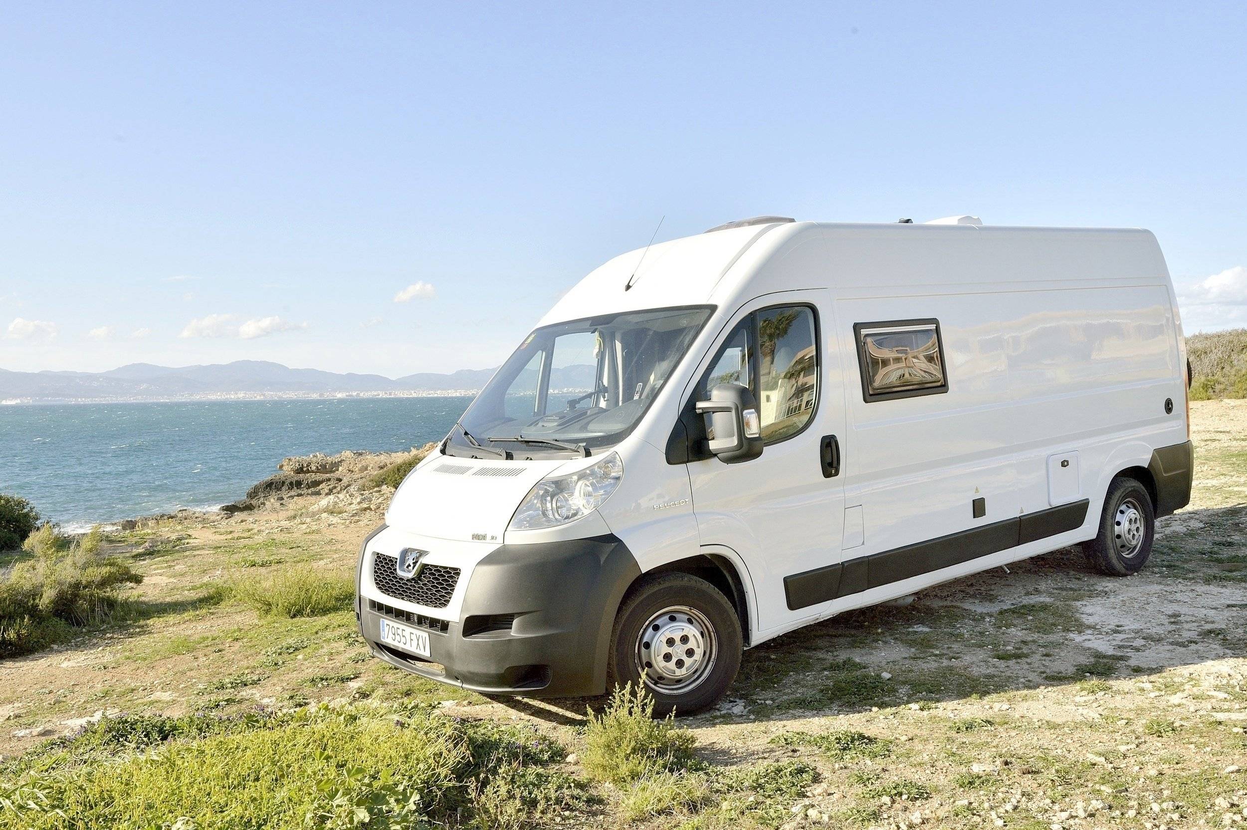 Vista frontale a ¾ Peugeot Boxer 3,0 HDI 160 ch - Yescapa