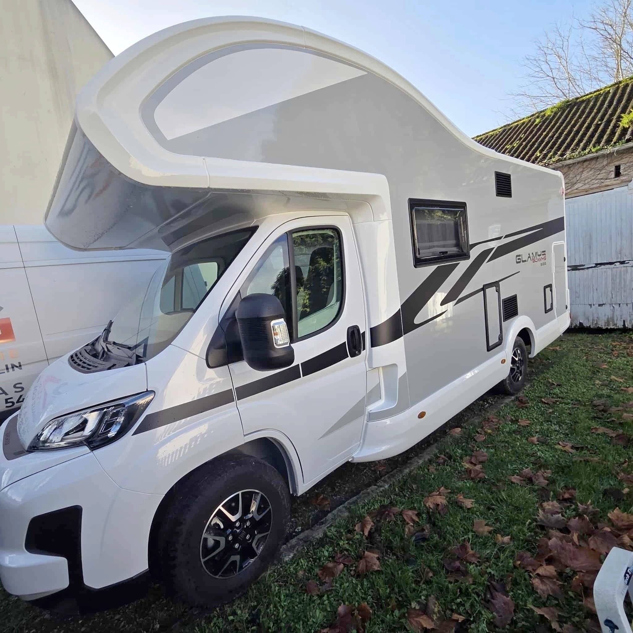 Front view from 3/4 Fiat FIAT DUCATO - Yescapa