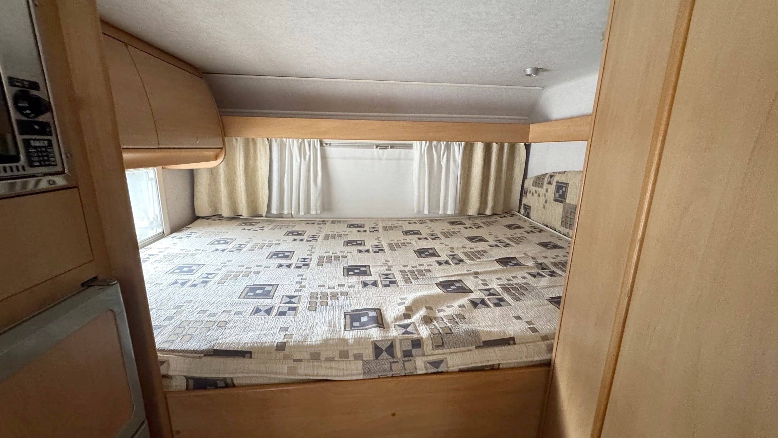Berth Fiat Ducato 2.8 JTD - Yescapa