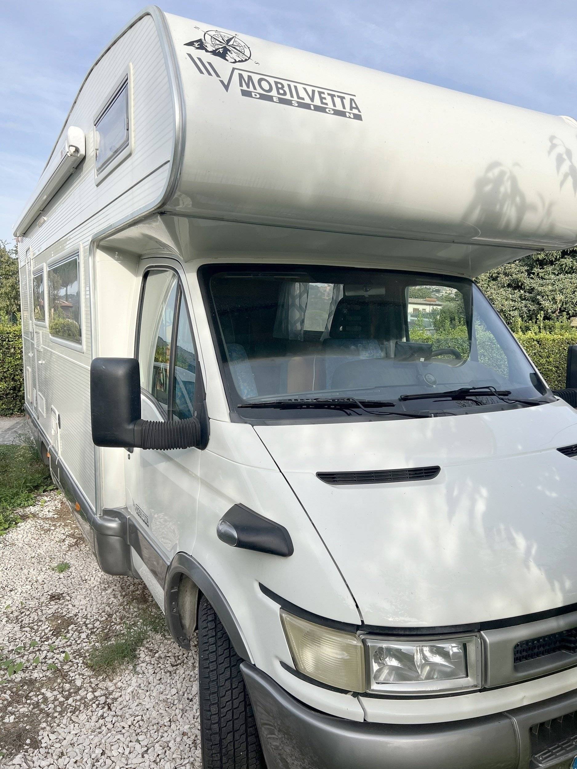 Front view from 3/4 Iveco 2,8 Td - Yescapa