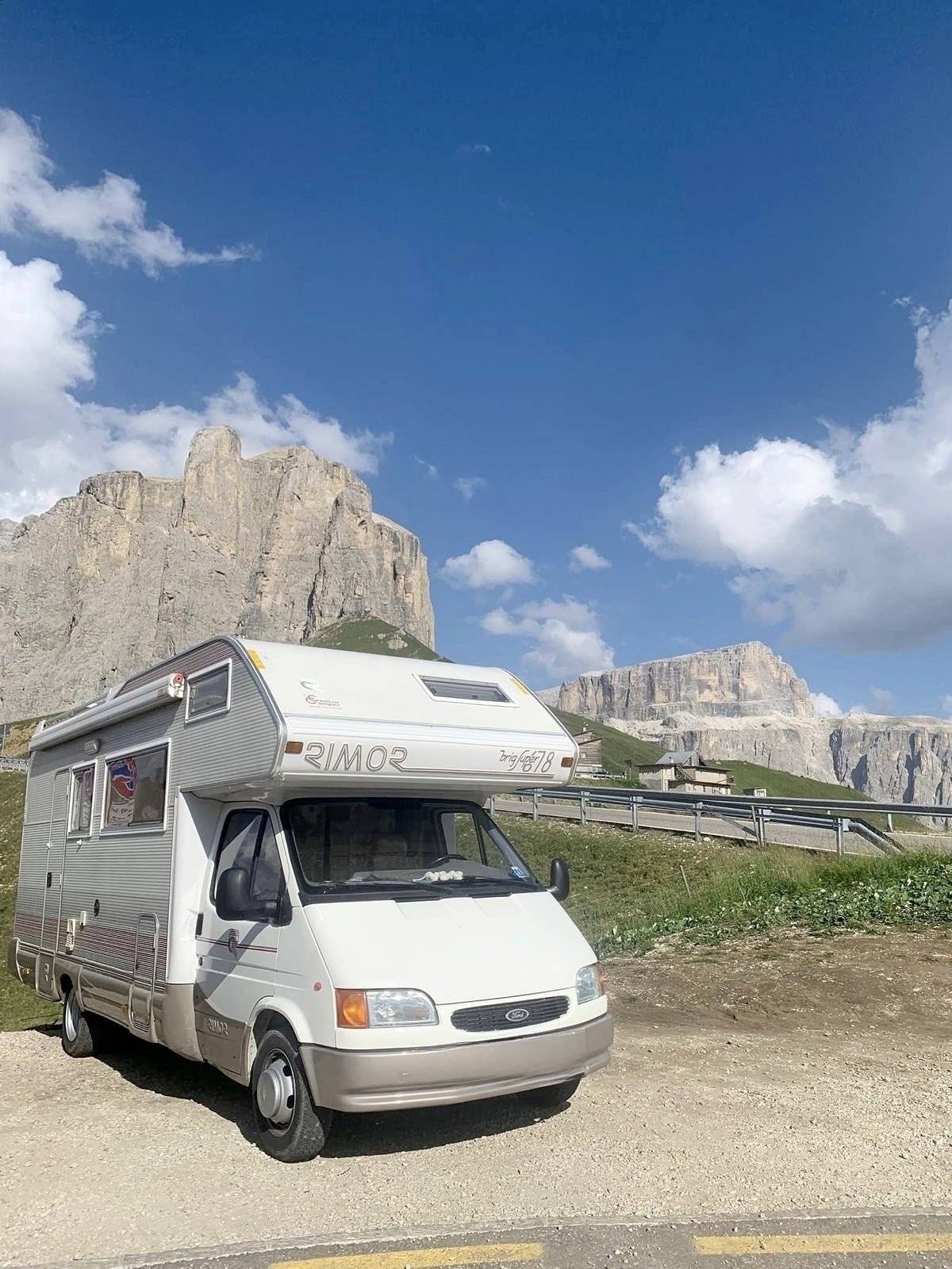 Vue avant de 3/4 Ford Transit 2,5 - Yescapa