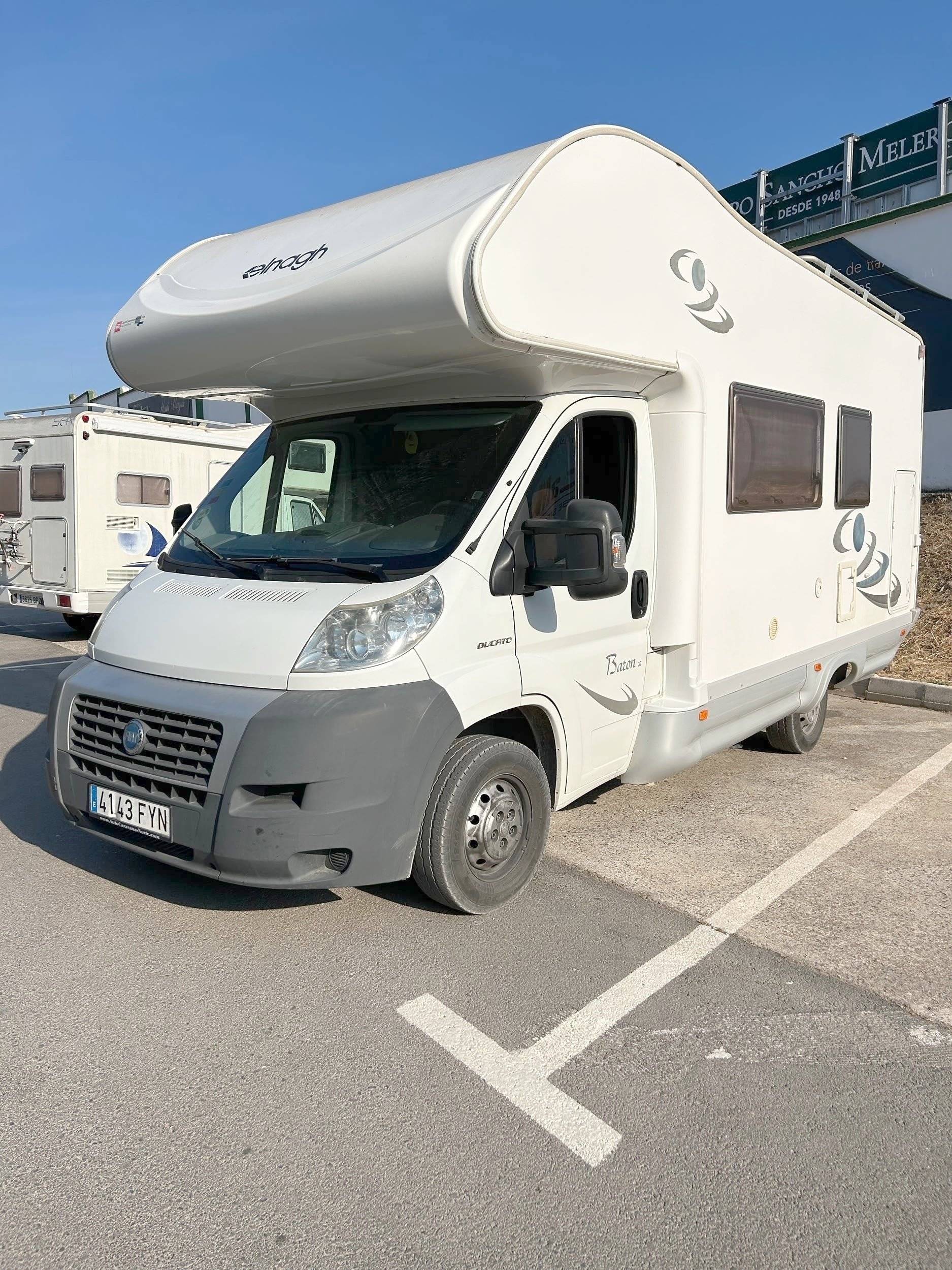 Vista de 3/4 Fiat Ducato 2,0 l 115 ch - Yescapa