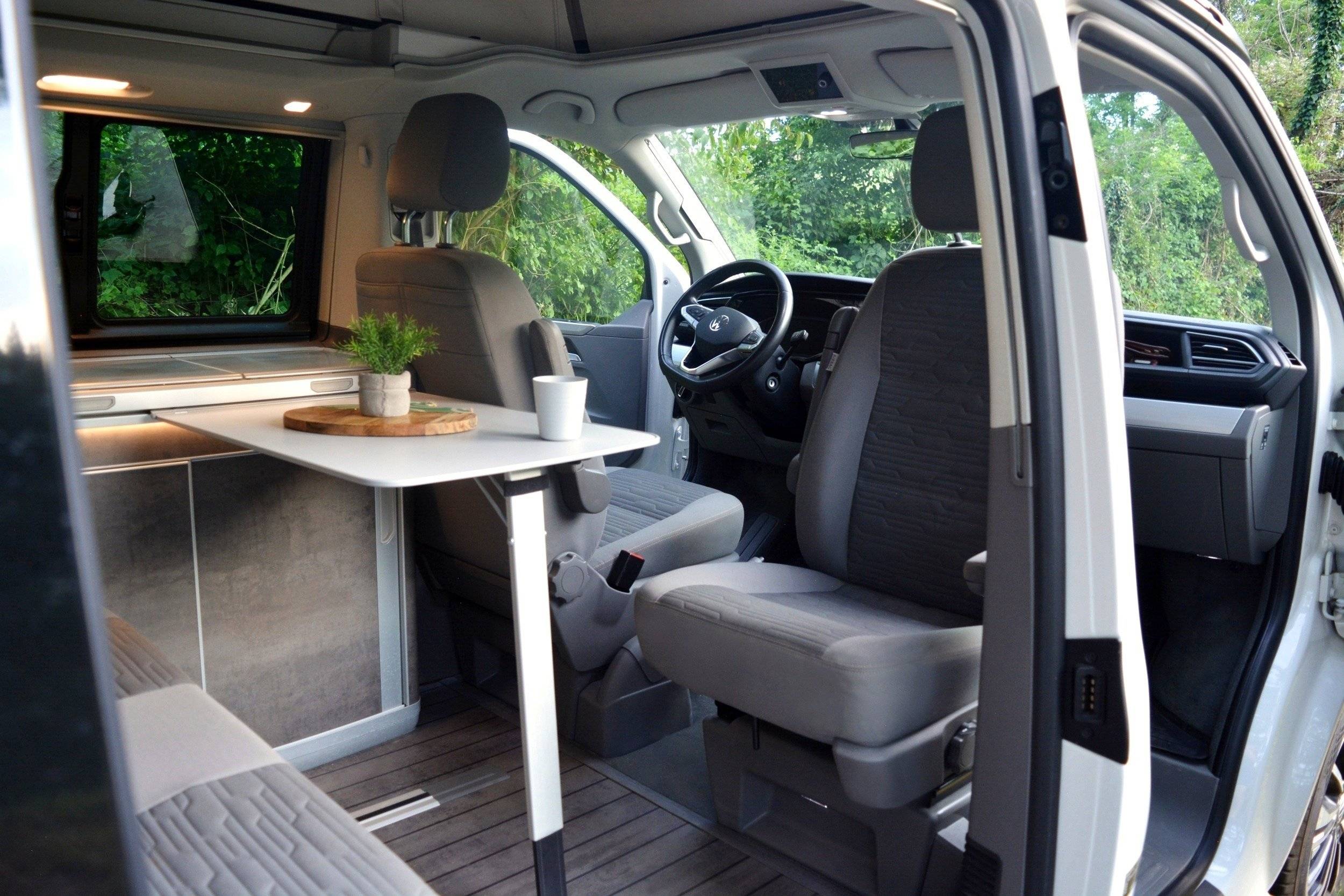 Dining Area Volkswagen Volkswagen T6.1 California OCEAN - Yescapa
