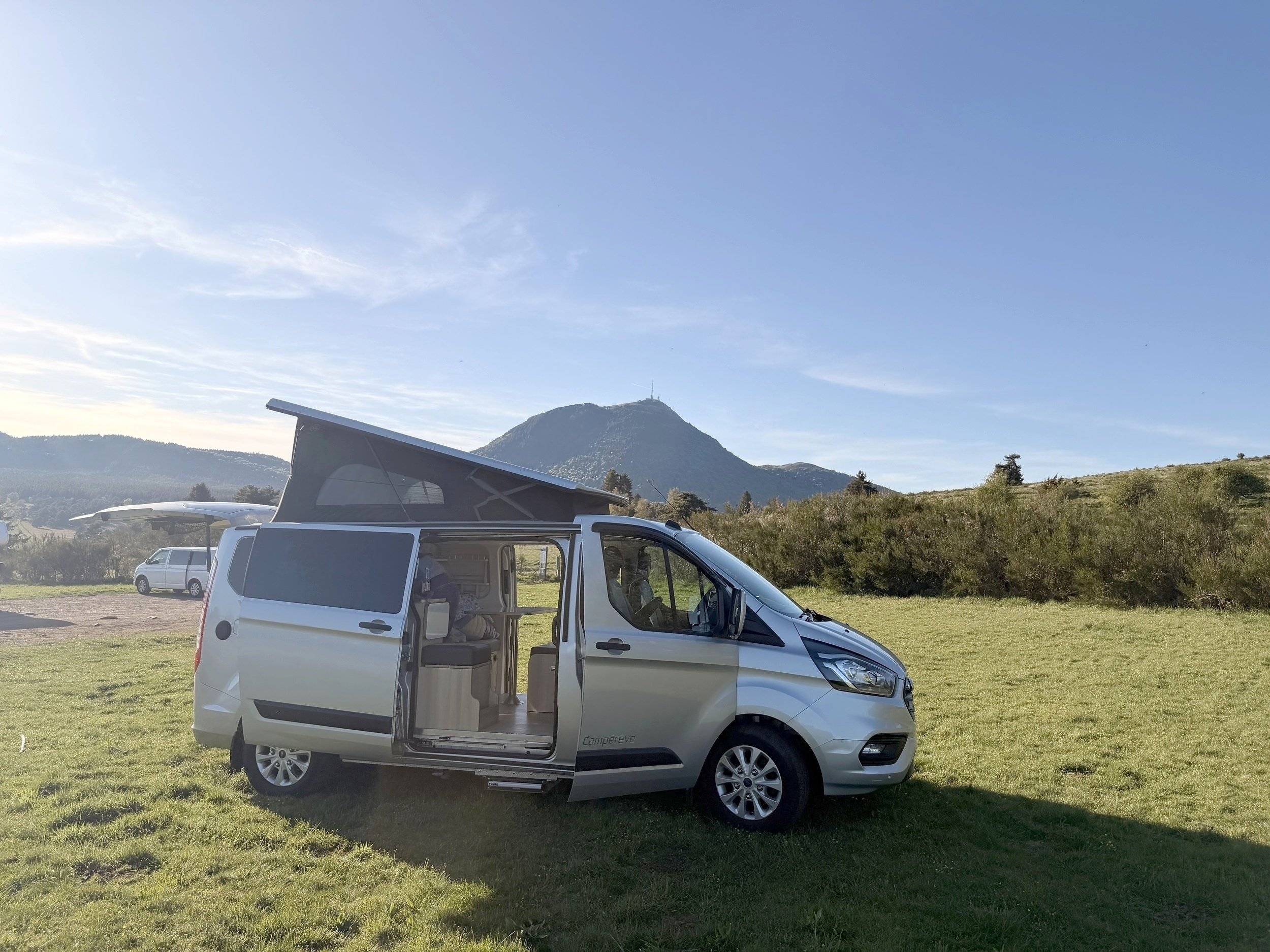 Vista del vehículo ángulo delantero Ford Transit 2,0 l 170 ch - Yescapa