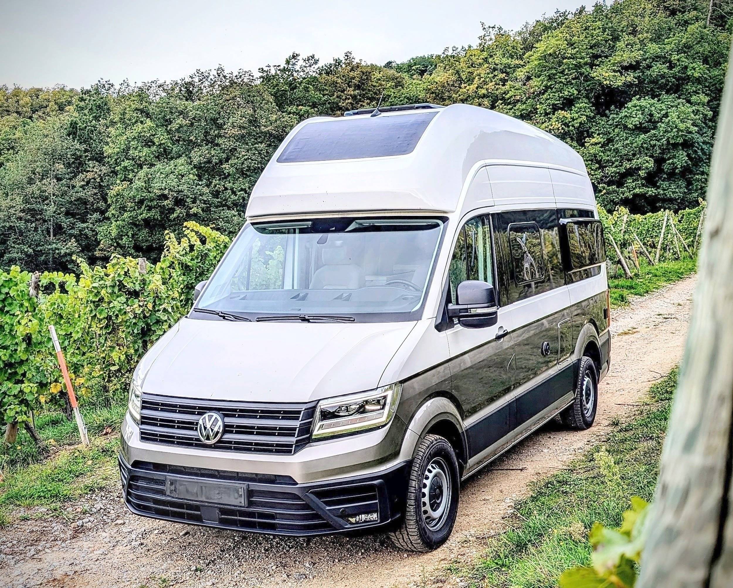 Vista del vehicle angle davanter Volkswagen Grand California - Yescapa