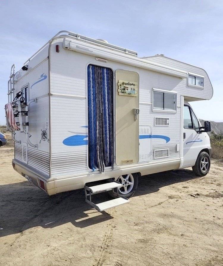 schräge Vorderansicht Fiat Ducato 2,0 l 100 ch - Yescapa