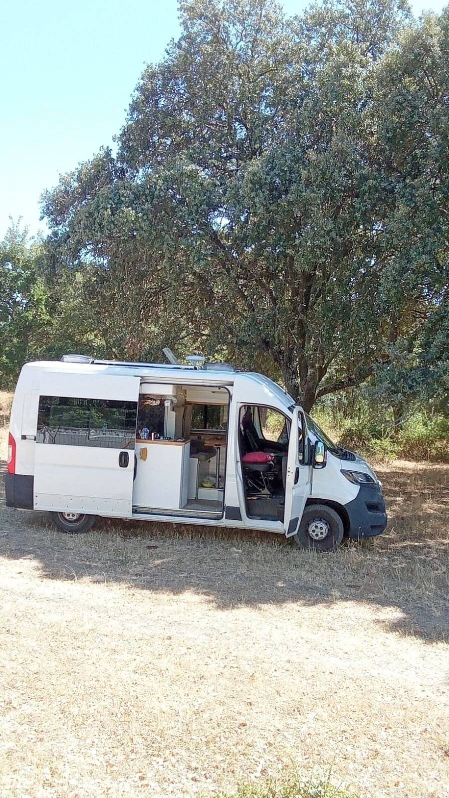 Vista del vehículo ángulo delantero Peugeot Boxer 2,0 l 130 ch - Yescapa
