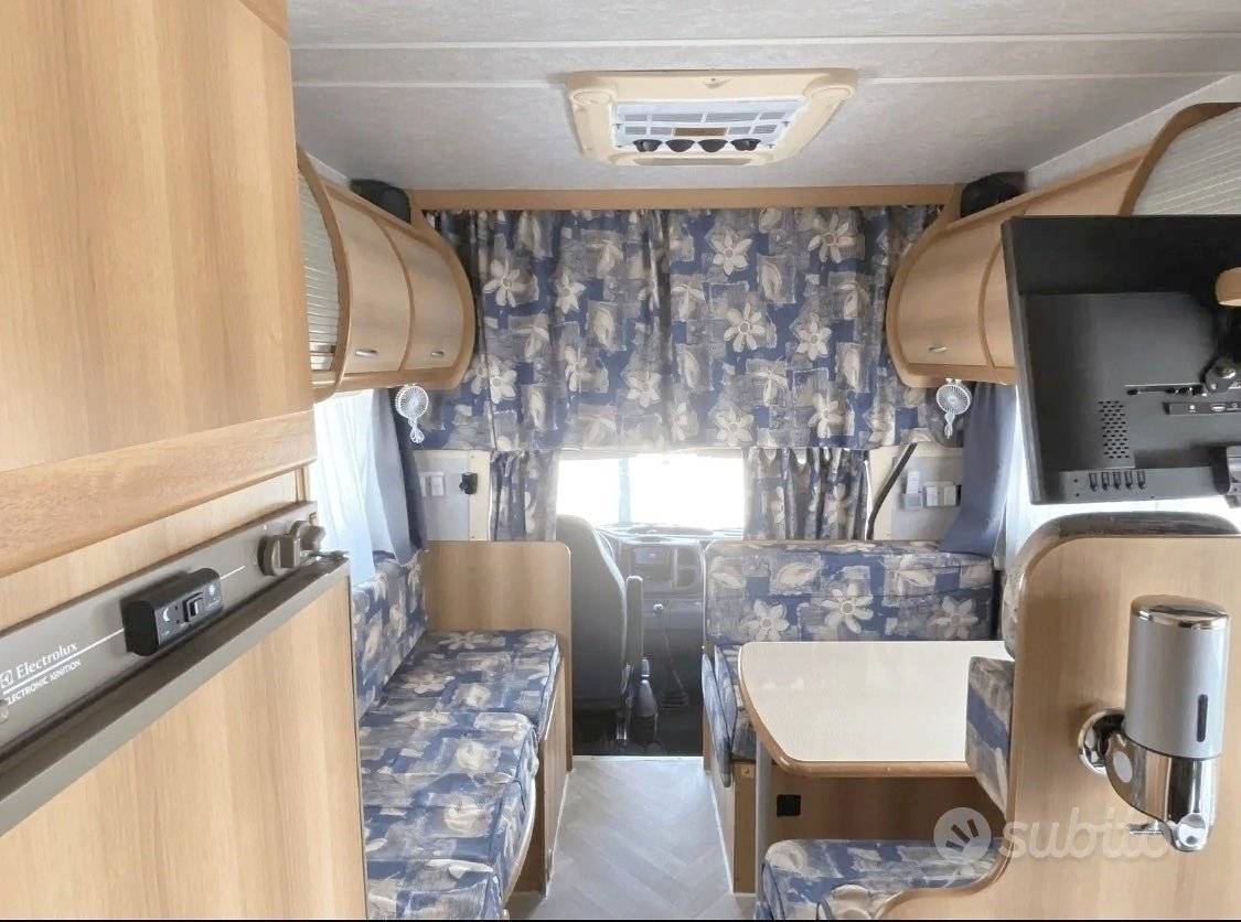 Dining Area Ford Transit 2,4 l TDCi 140 ch. - Yescapa