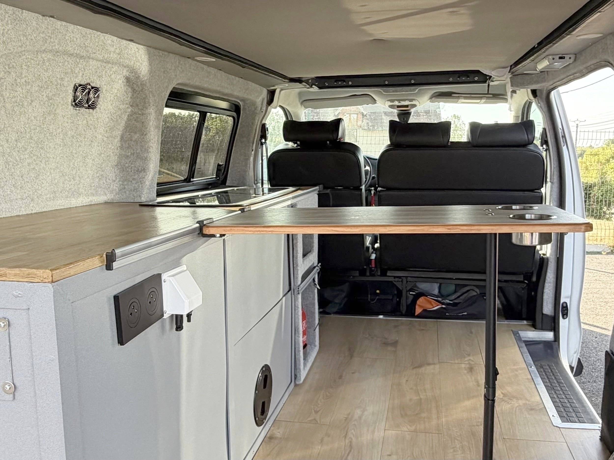 Área de jantar Citroën Jumpy 1.6 l BlueHDI 115cv Combi M - Yescapa