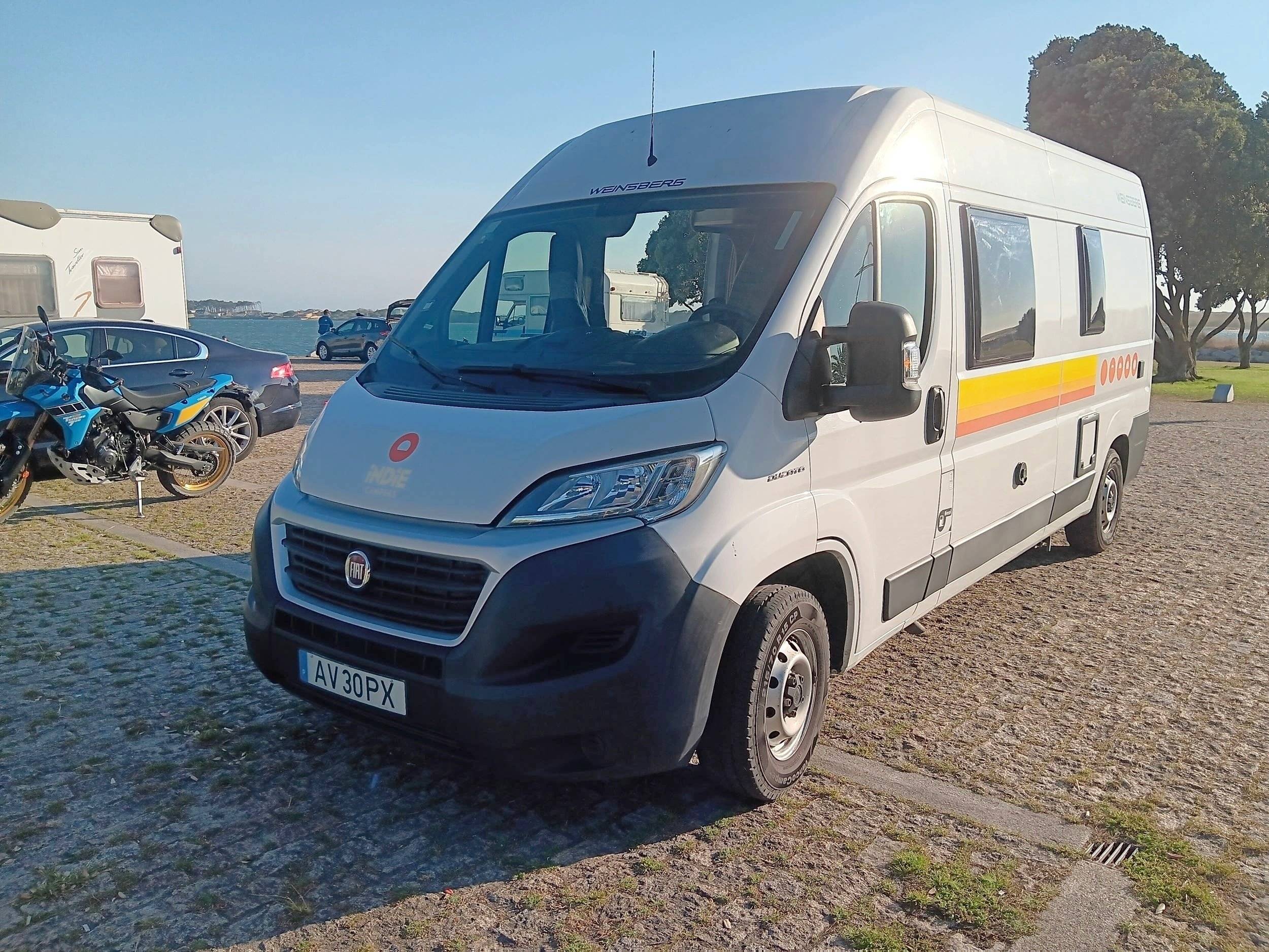 schräge Vorderansicht Fiat 2,3 l 130 ch. - Yescapa