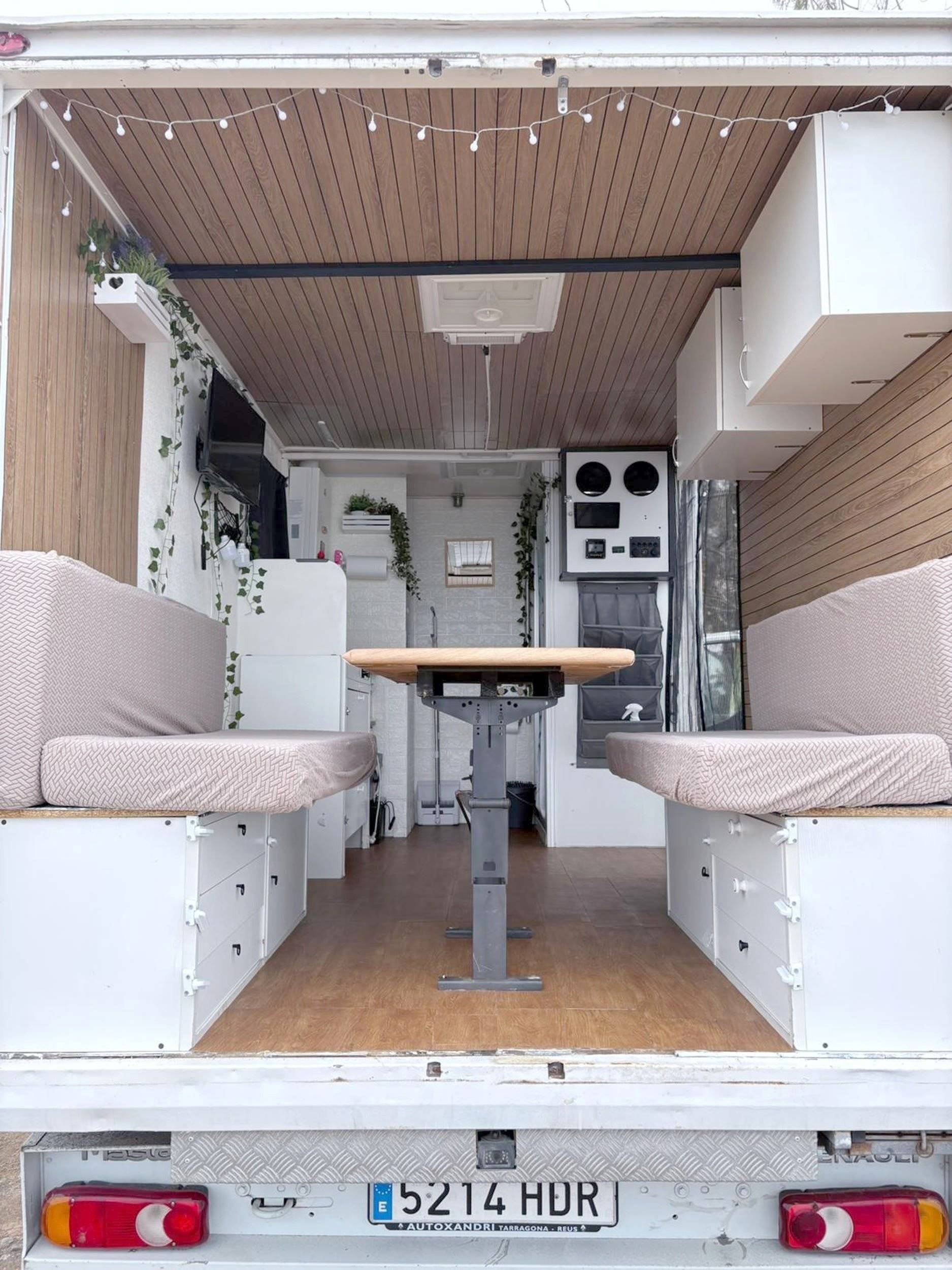 Dining Area Renault MASTER - Yescapa