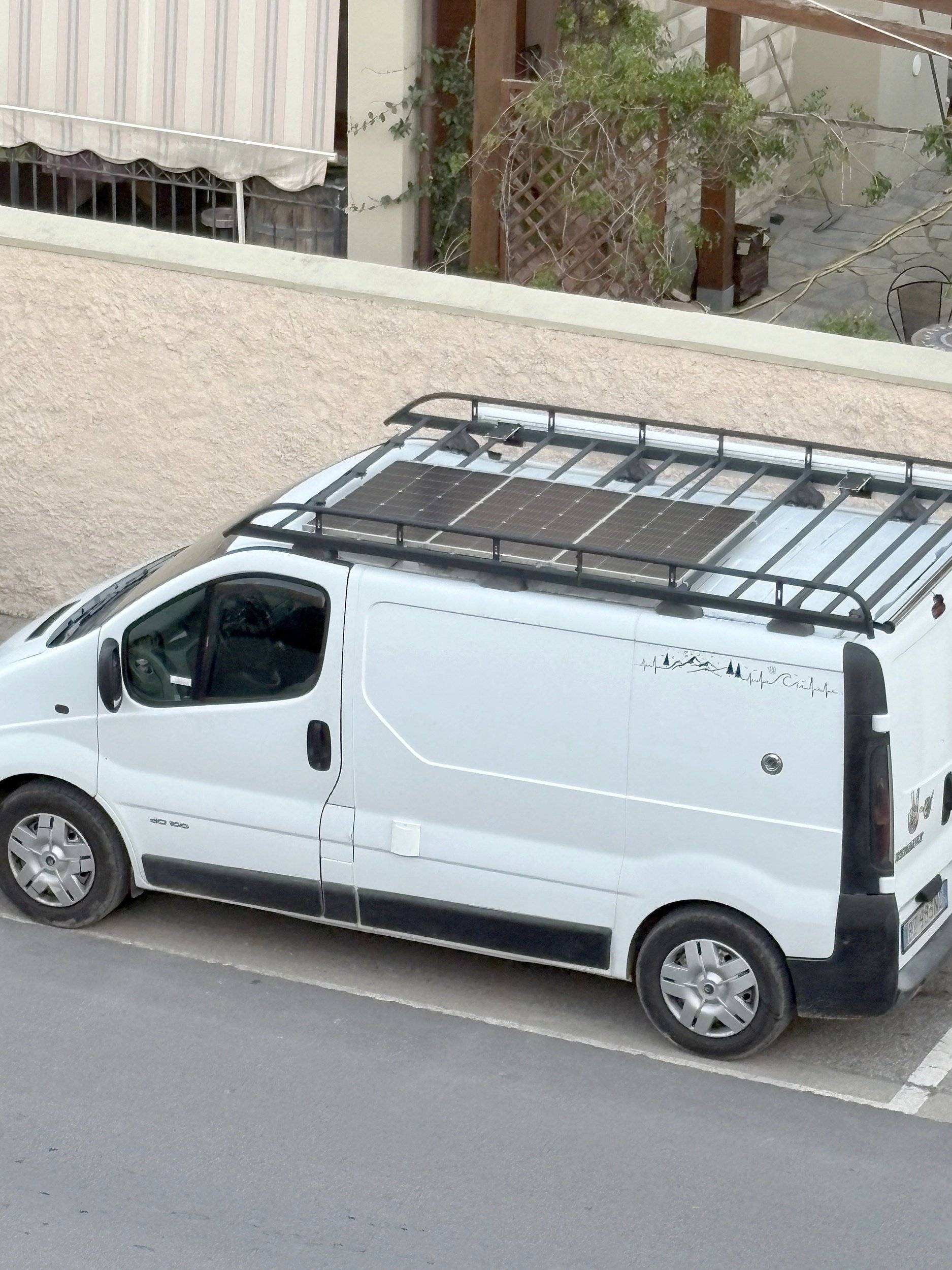 Vue avant de 3/4 Renault Trafic - Yescapa